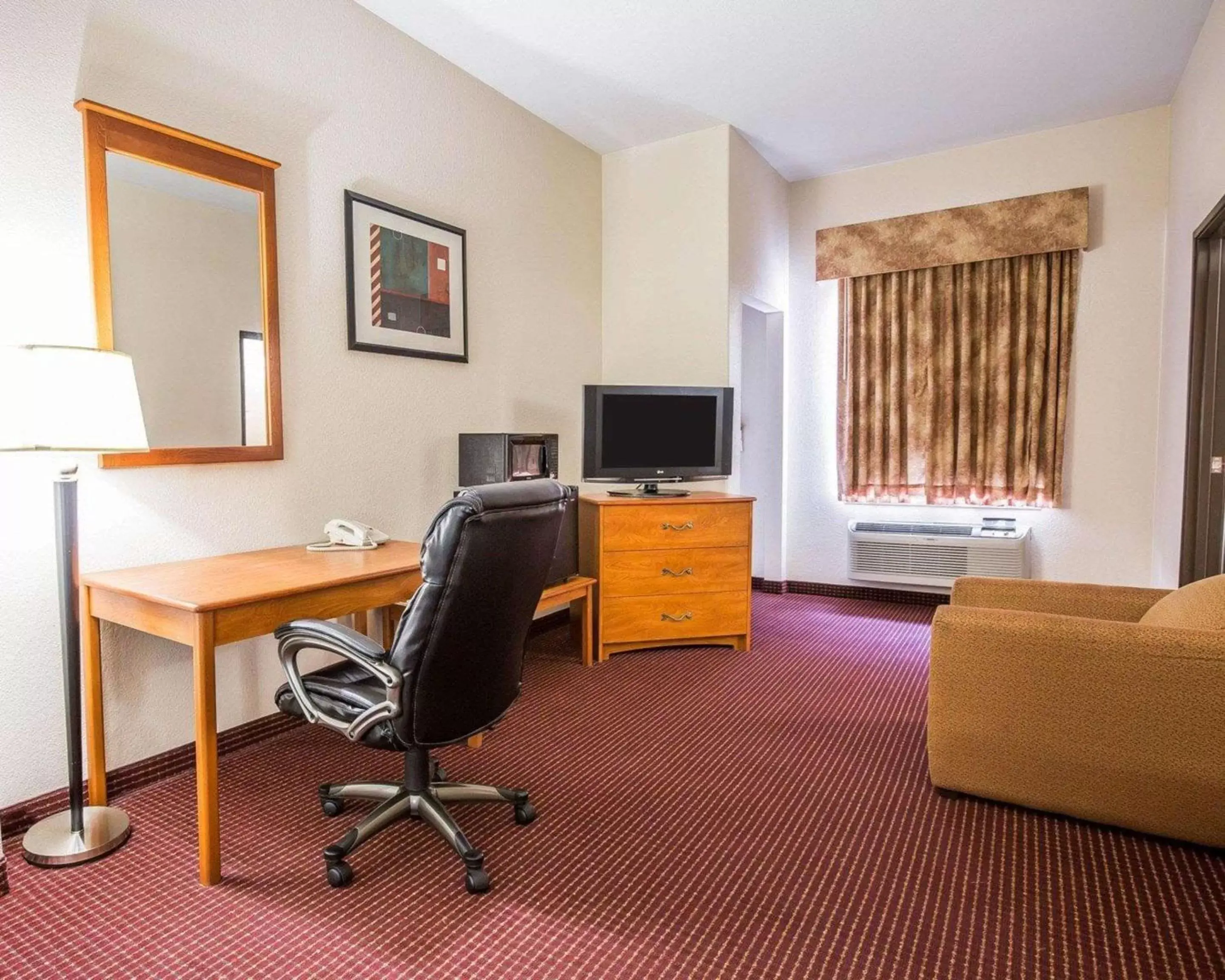 Photo of the whole room, TV/Entertainment Center in Econo Lodge Inn & Suites Beaumont