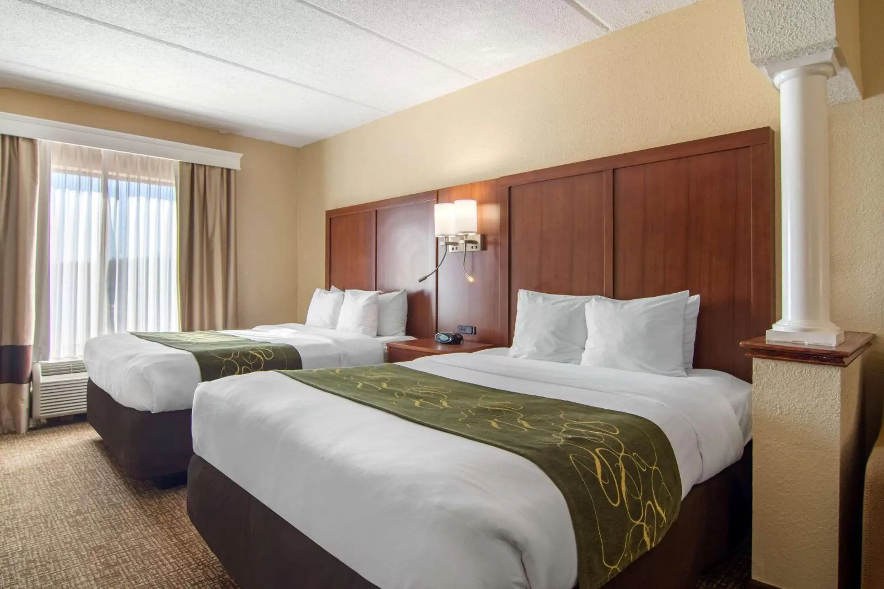Photo of the whole room, Bed in Comfort Suites Woodstock