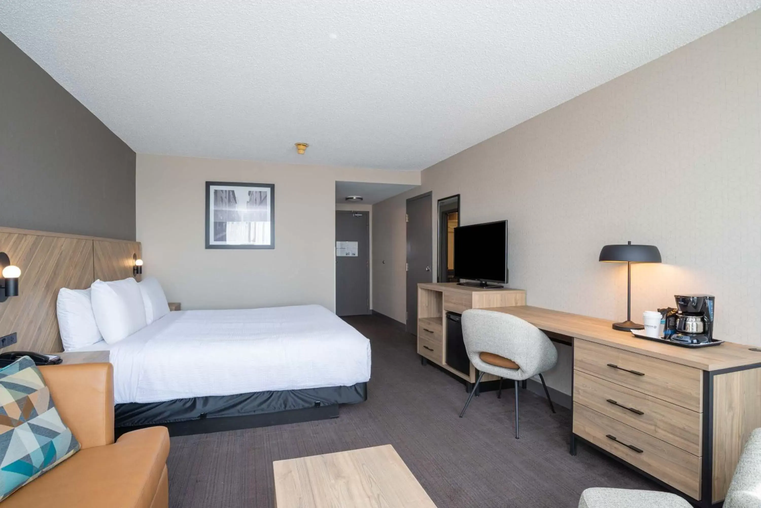 Photo of the whole room in Sandman Hotel Montreal - Longueuil