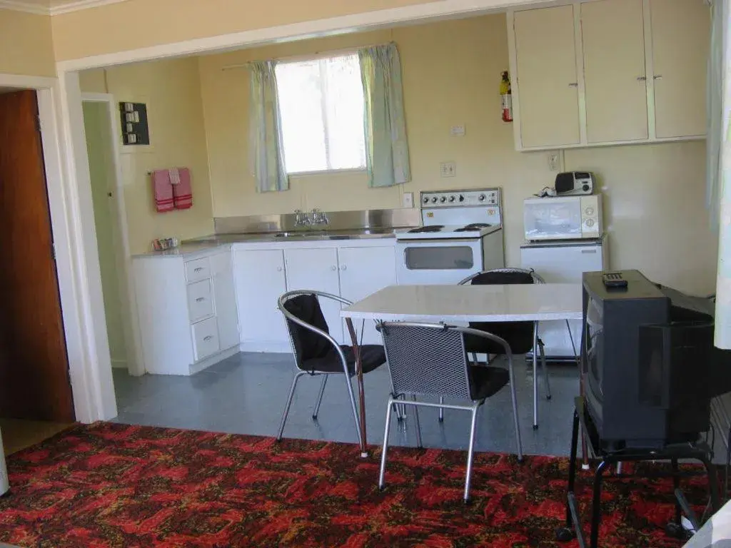 Dining area, Kitchen/Kitchenette in Glow Worm Motel