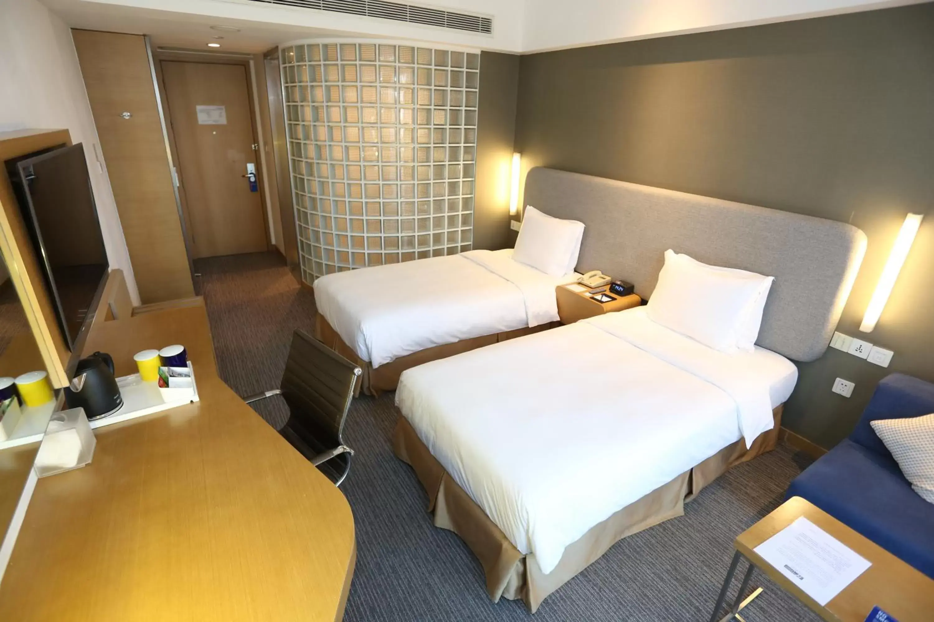 Photo of the whole room, Bed in Holiday Inn Express Shanghai Jinsha, an IHG Hotel