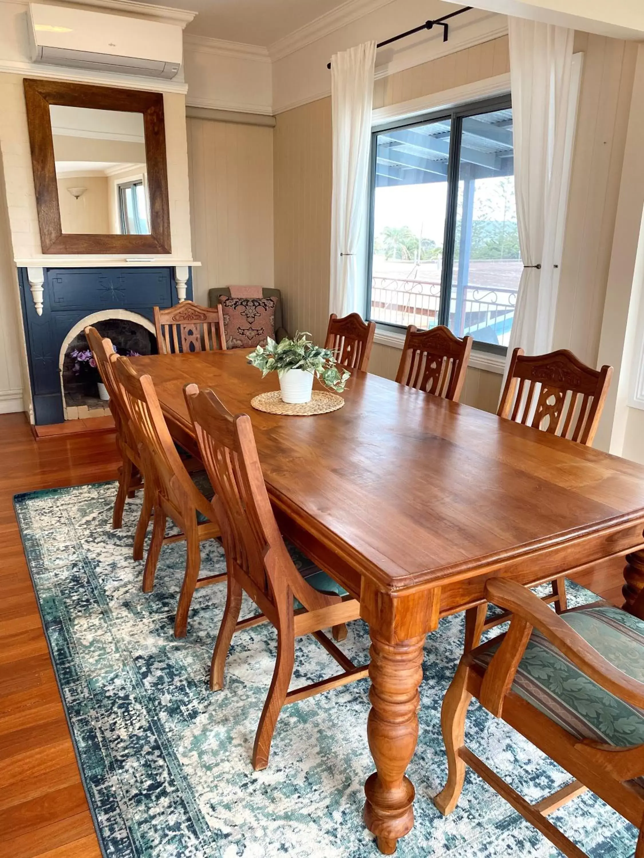 Dining Area in Heritage House Motel & Units