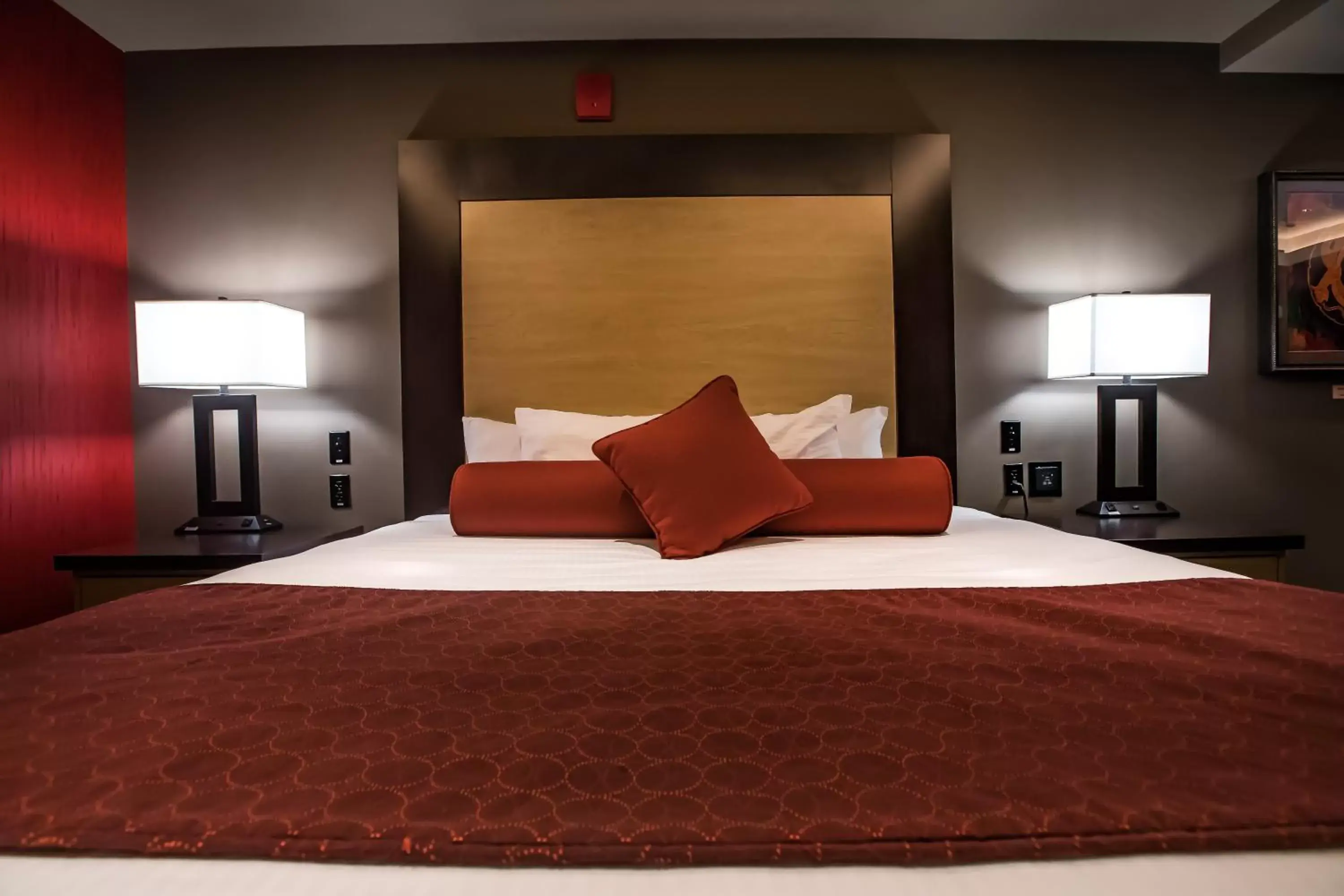 Property building, Bed in Cherokee Casino Hotel Roland