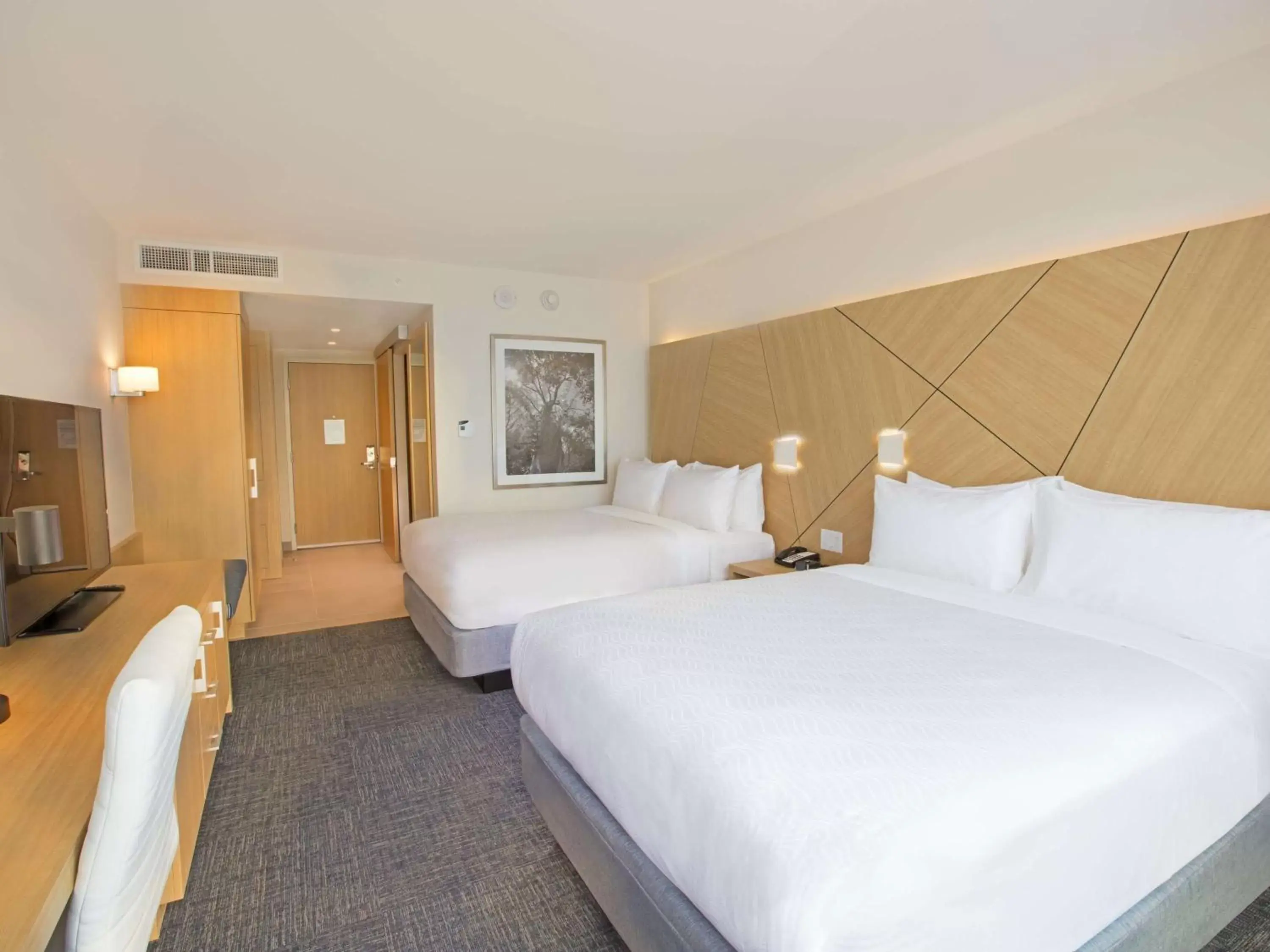 Photo of the whole room, Bed in Novotel Miami Brickell