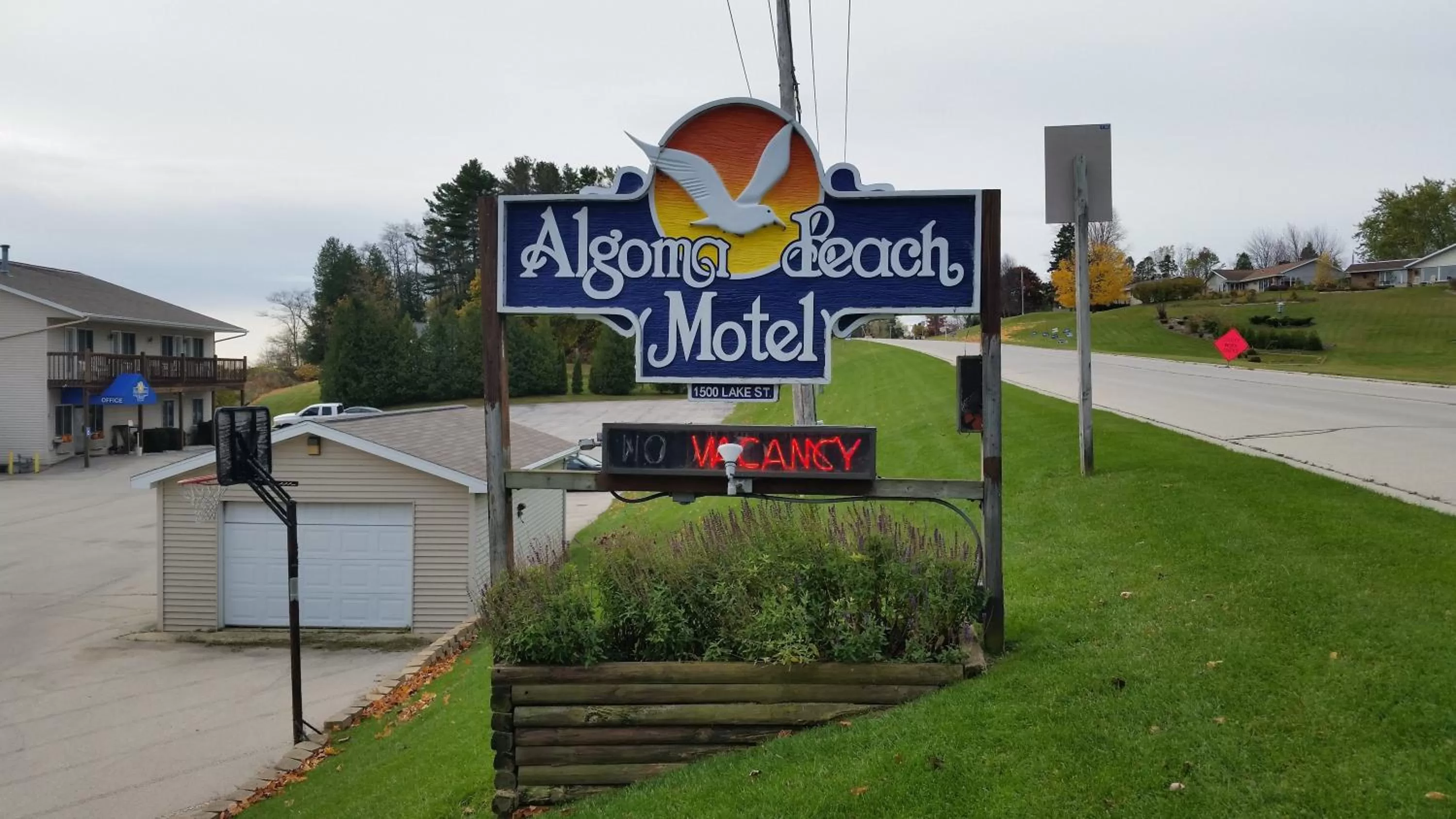 Facade/entrance in Algoma Beach Motel