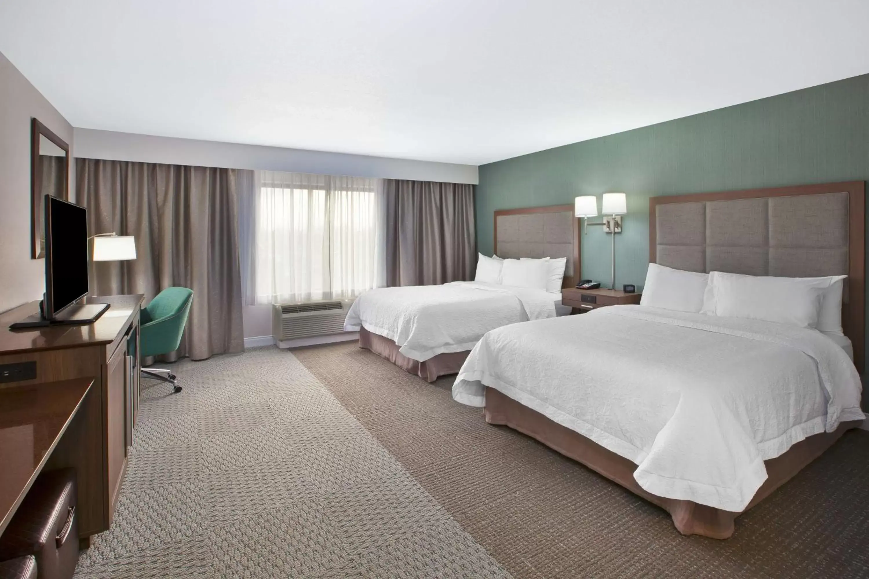 Bedroom, Bed in Hampton Inn & Suites Alliance