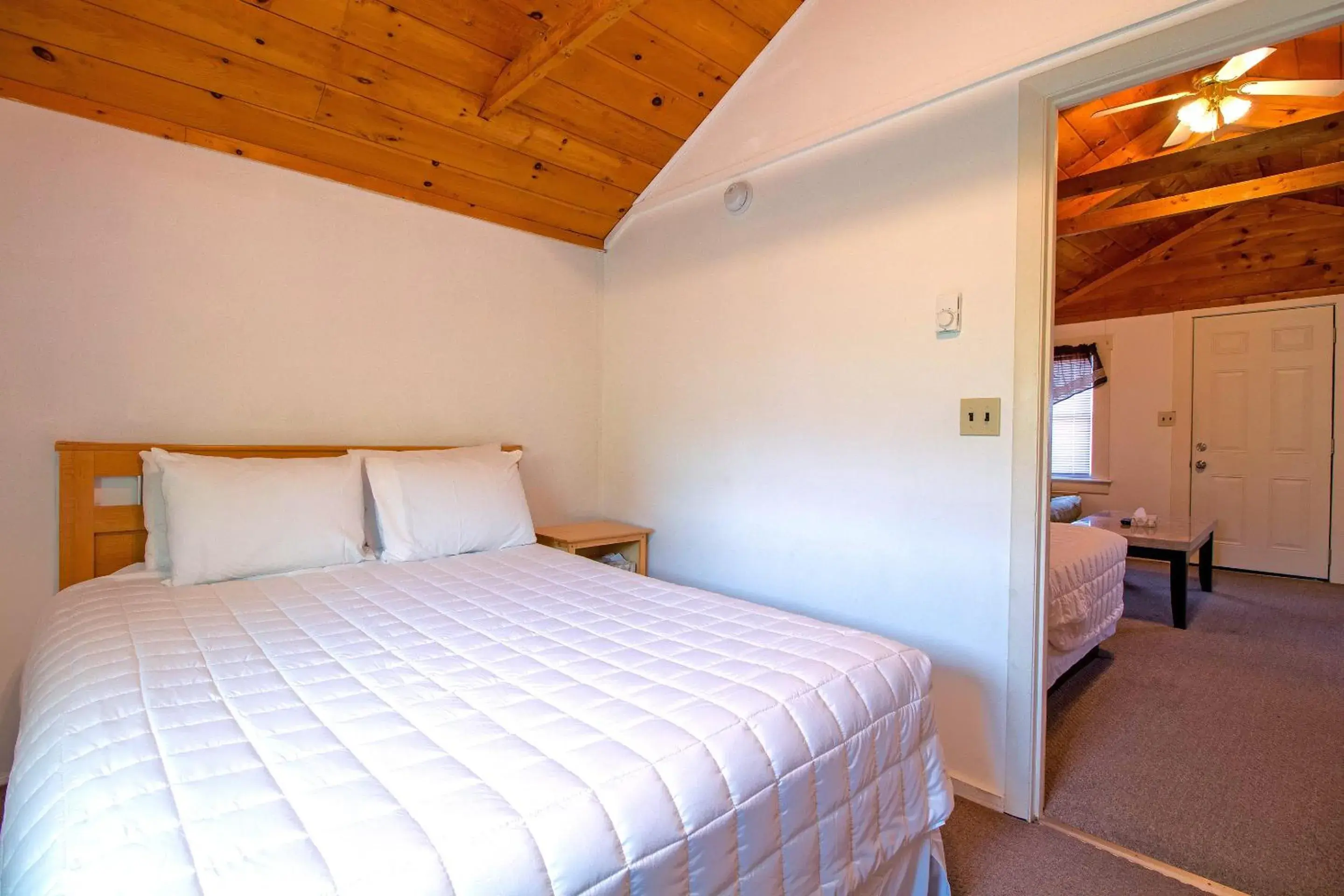 Bedroom, Bed in Half Moon Motel & Cottages