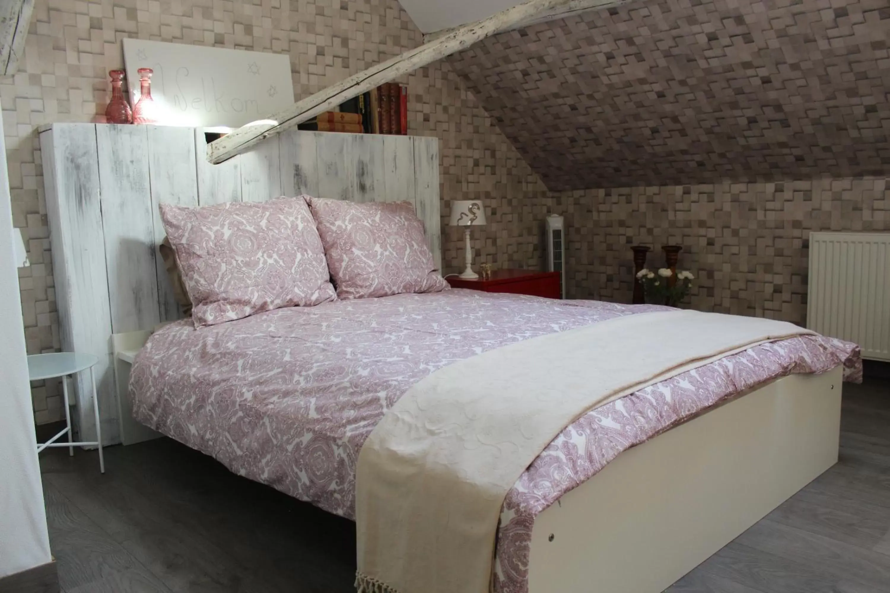 Photo of the whole room, Bed in Tintaglia, betaalbaar en gastvrij