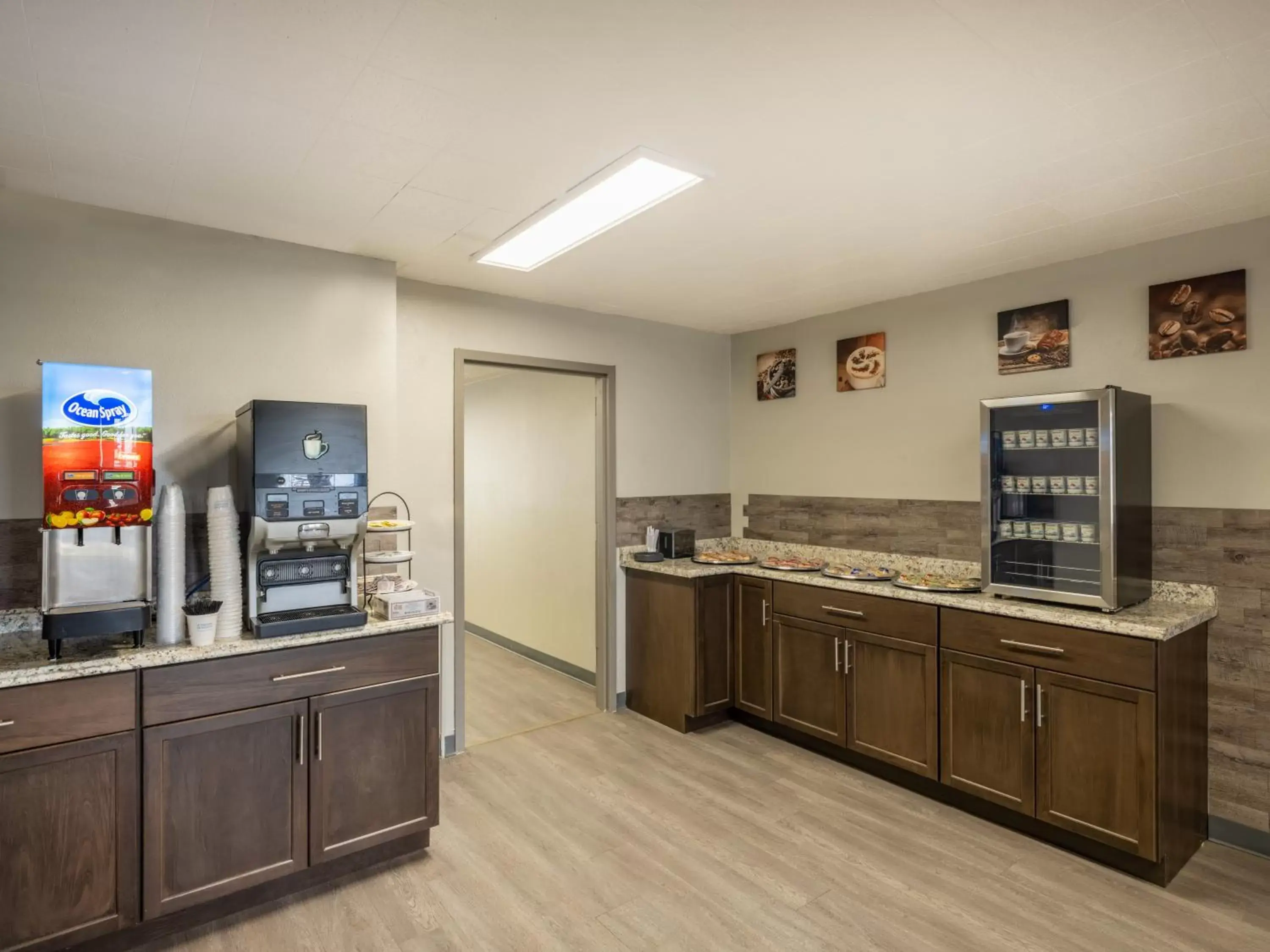 Breakfast, Kitchen/Kitchenette in Super 8 by Wyndham Hardin Little Bighorn Battlefield