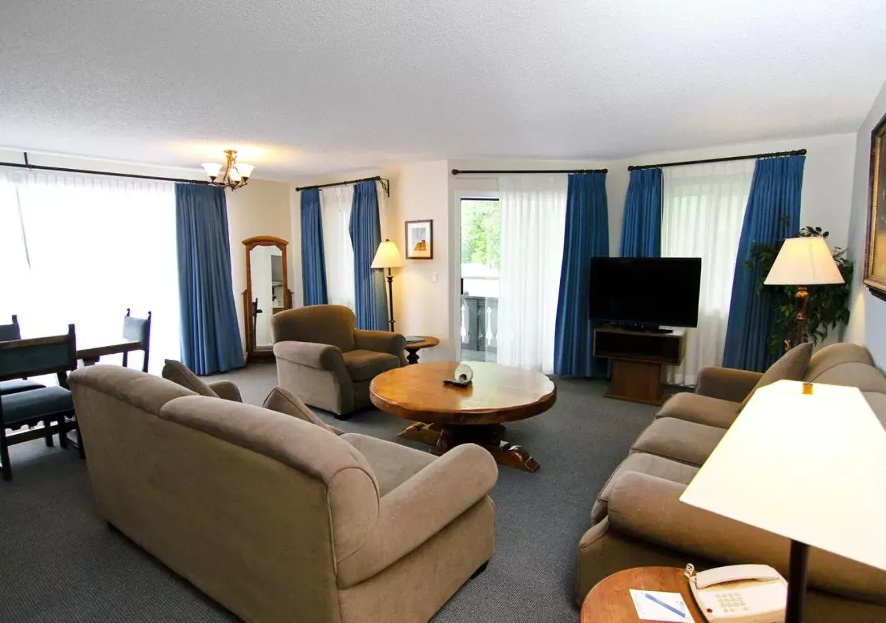 Living room, Seating Area in Heron's Landing Hotel