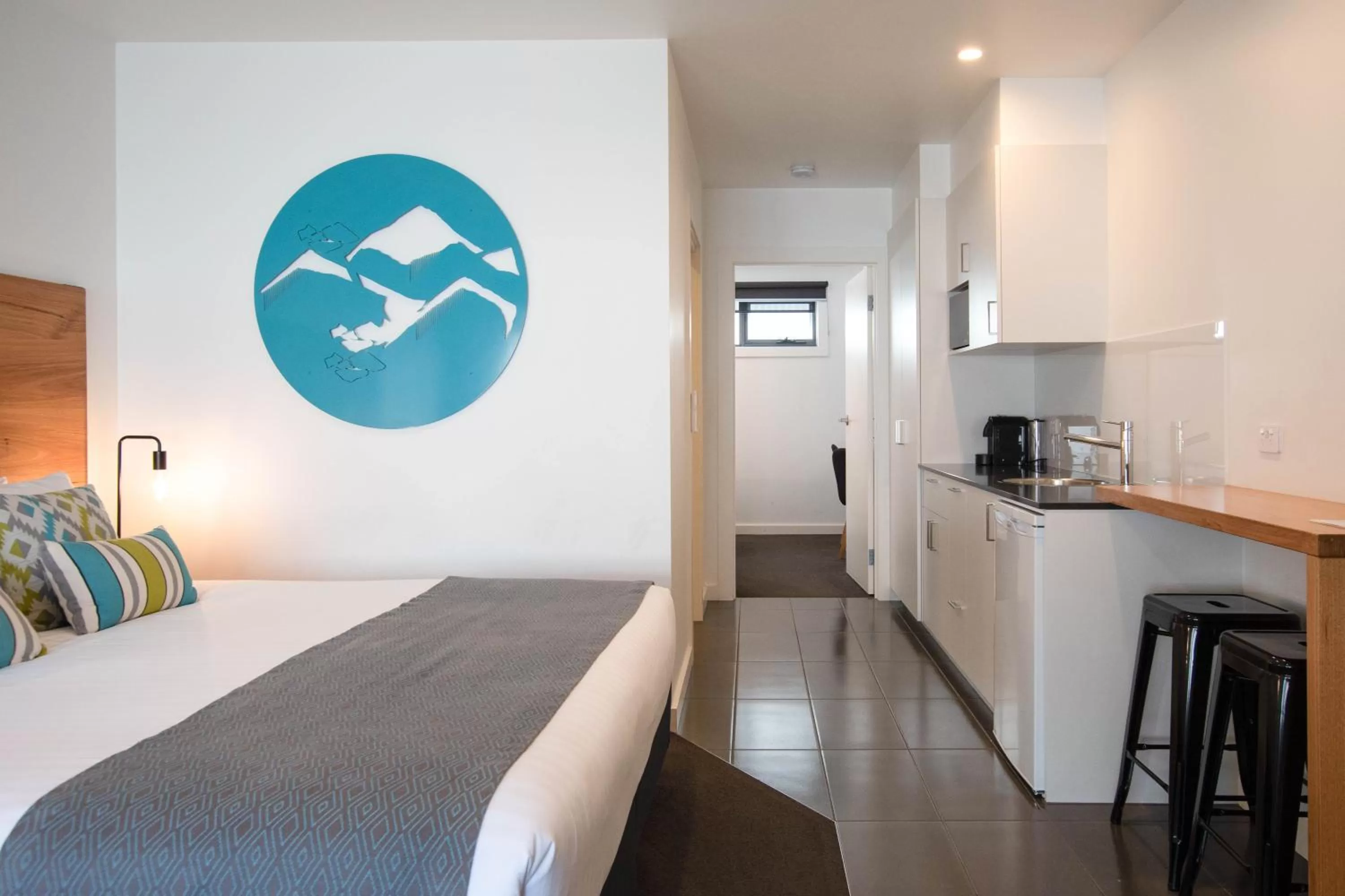 Kitchen or kitchenette, Bed in Bright Colonial Motel