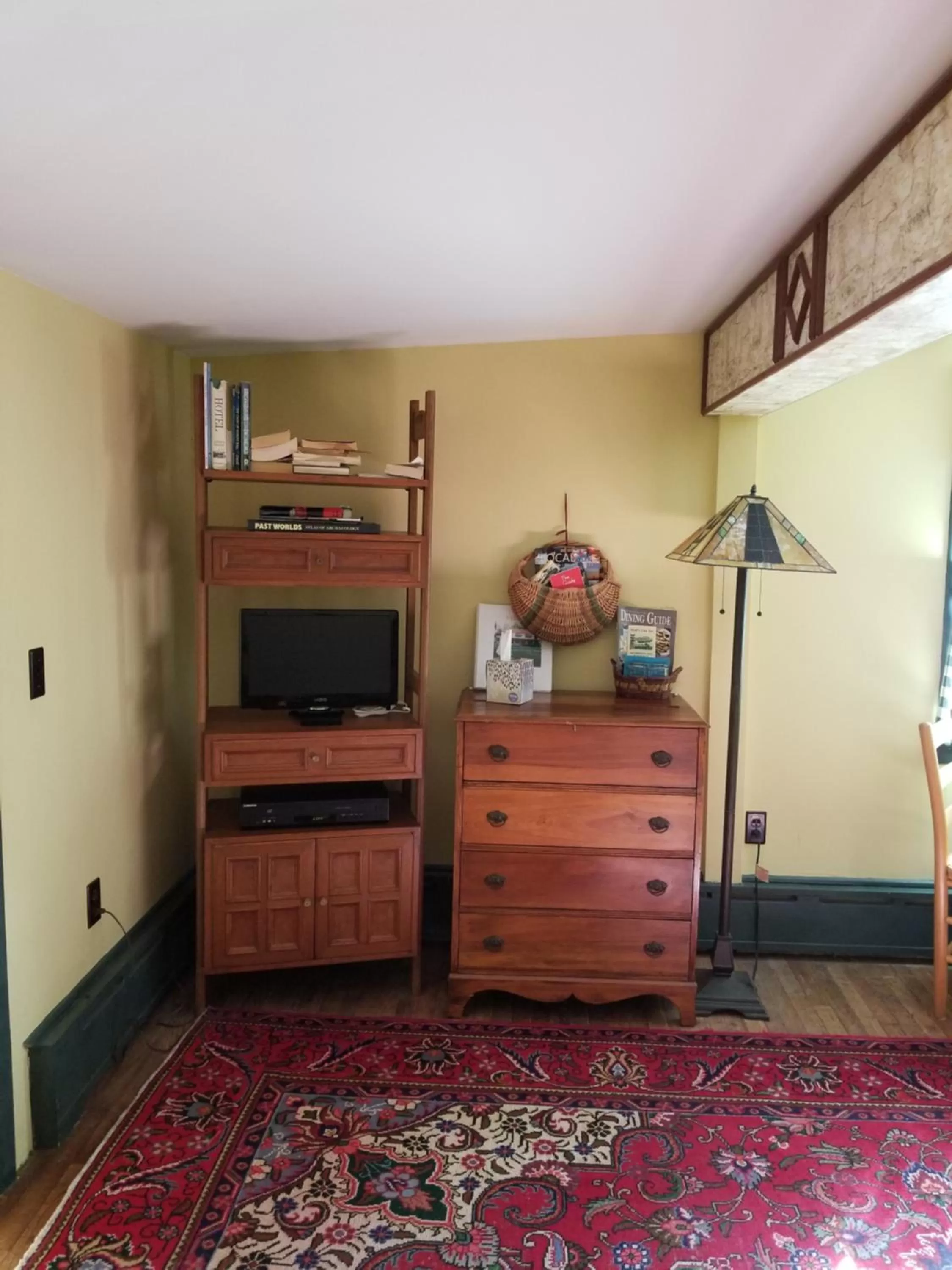 TV/Entertainment Center in Trails End Inn