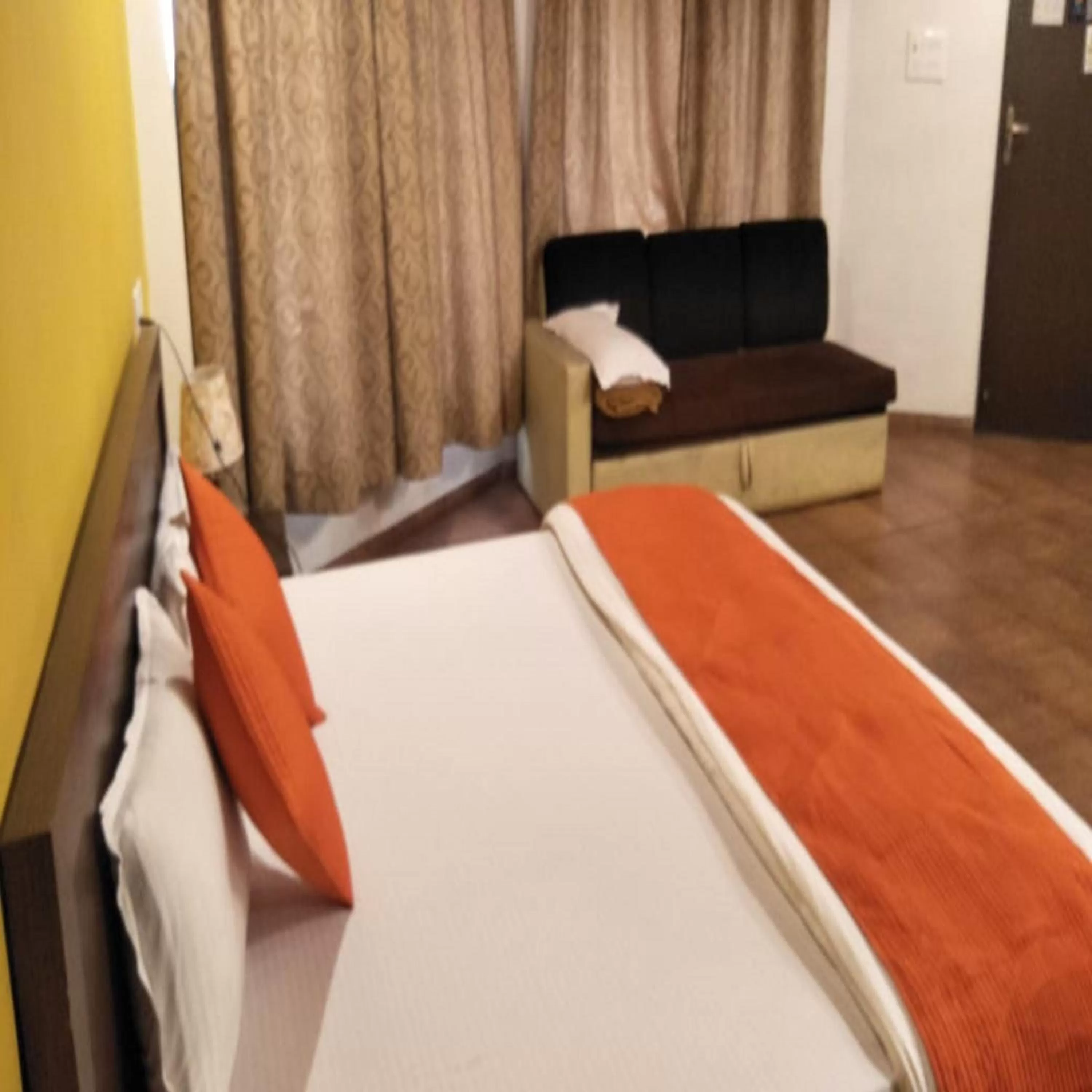 Bedroom, Bed in Jayshin Lake Vaitarna Resort - Igatpuri