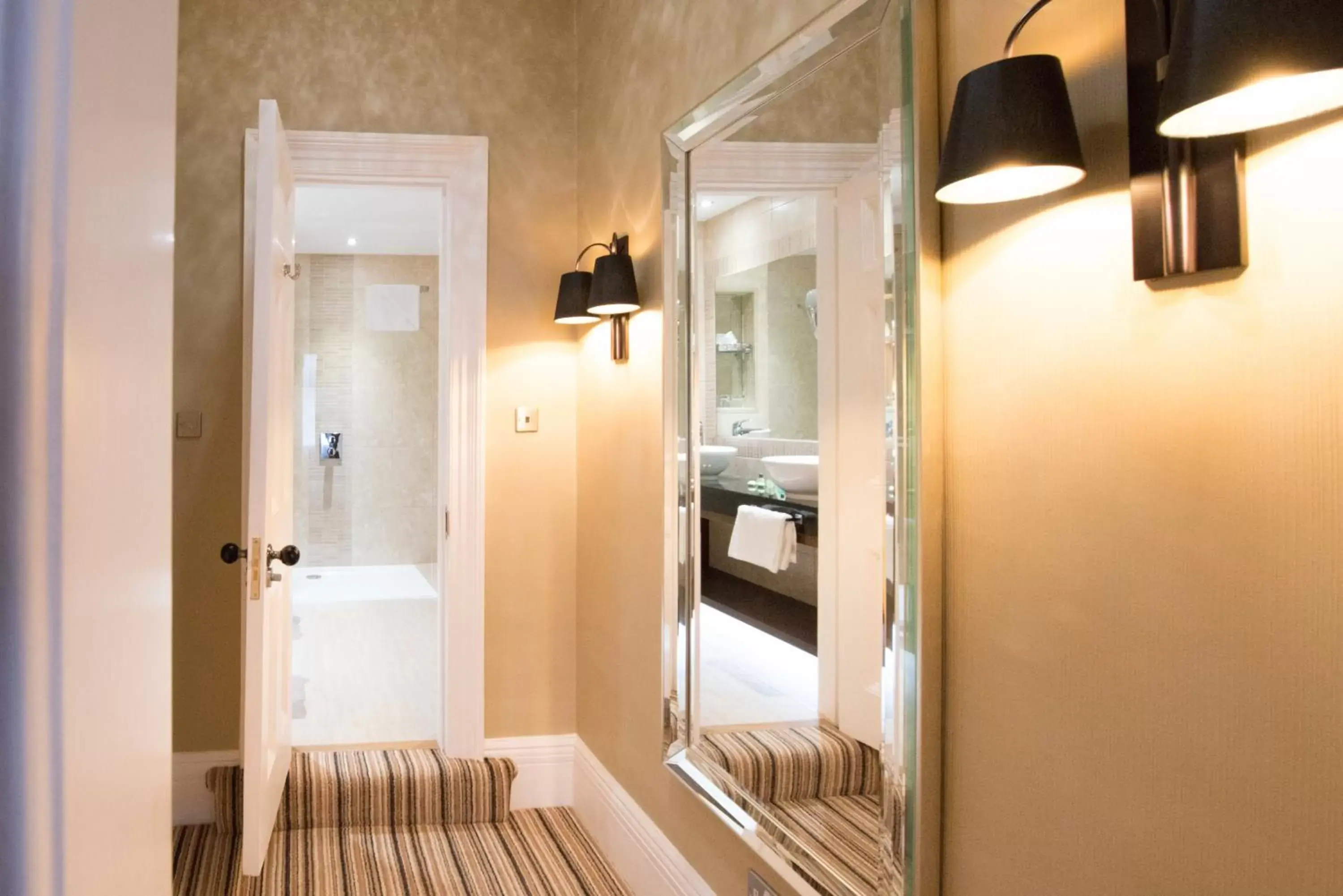 Photo of the whole room, Bathroom in Best Western Plus Burlington Hotel