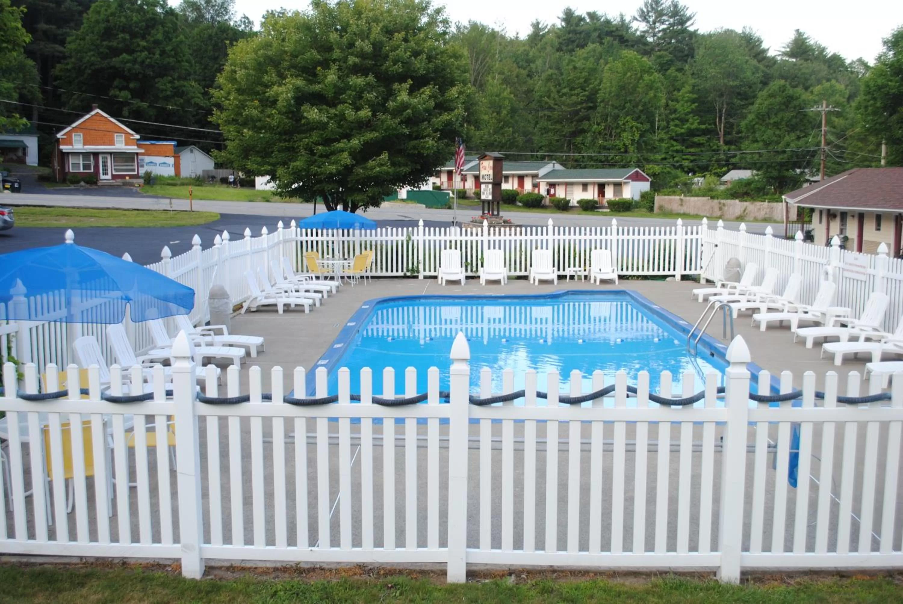 Day in Fran Cove Motel