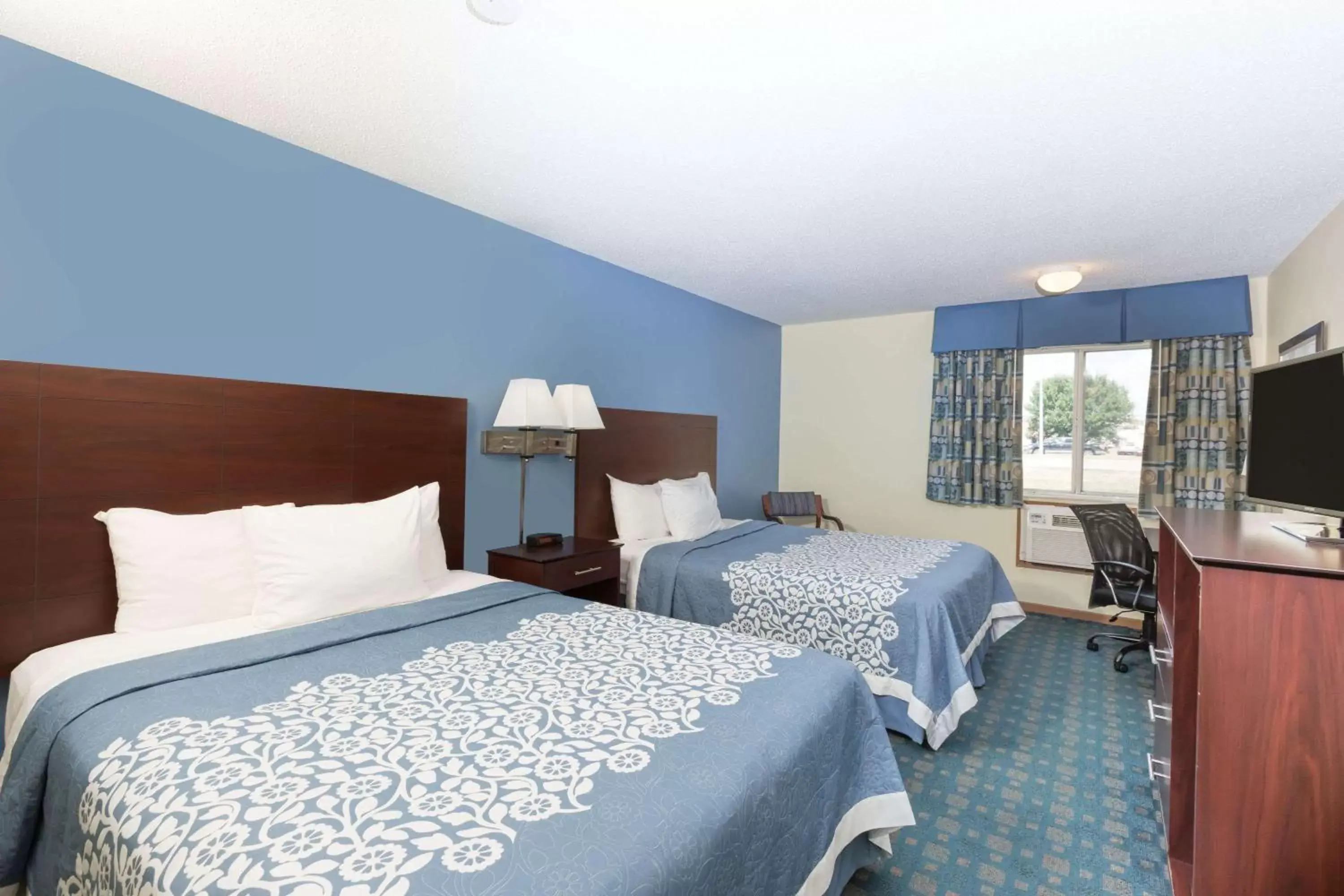 Photo of the whole room, Bed in Days Inn by Wyndham Sioux City