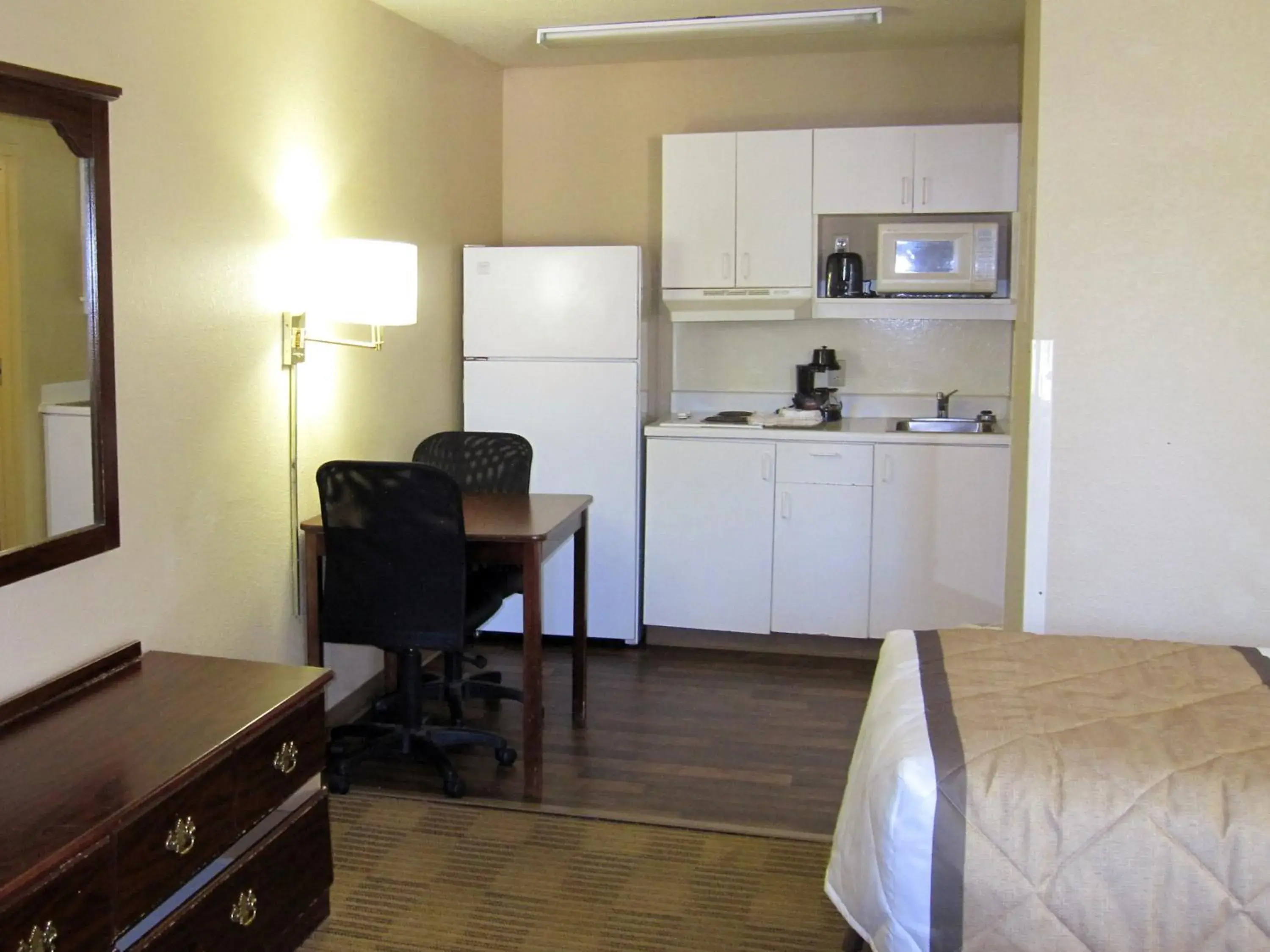 Bed, Kitchen/Kitchenette in Extended Stay America Suites - St Louis - Westport - East Lackland Rd