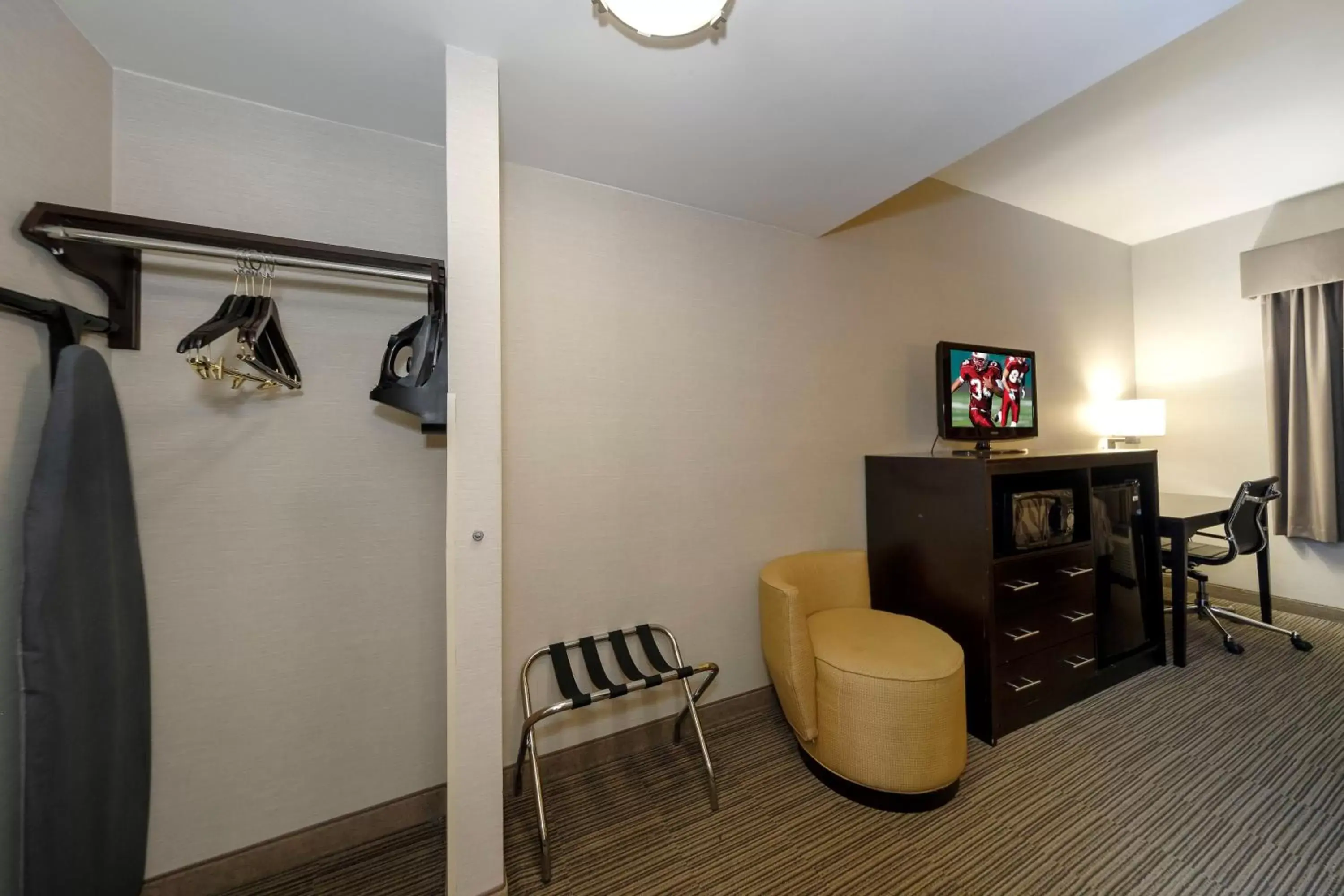 Deluxe King Room – Disability Access/Roll-In Shower Non-Smoking in Red Roof Inn & Suites Newburgh - Stewart Airport Deluxe King Room – Disability Access/Roll-In Shower Non-Smoking in Red Roof Inn & Suites Newburgh - Stewart Airport