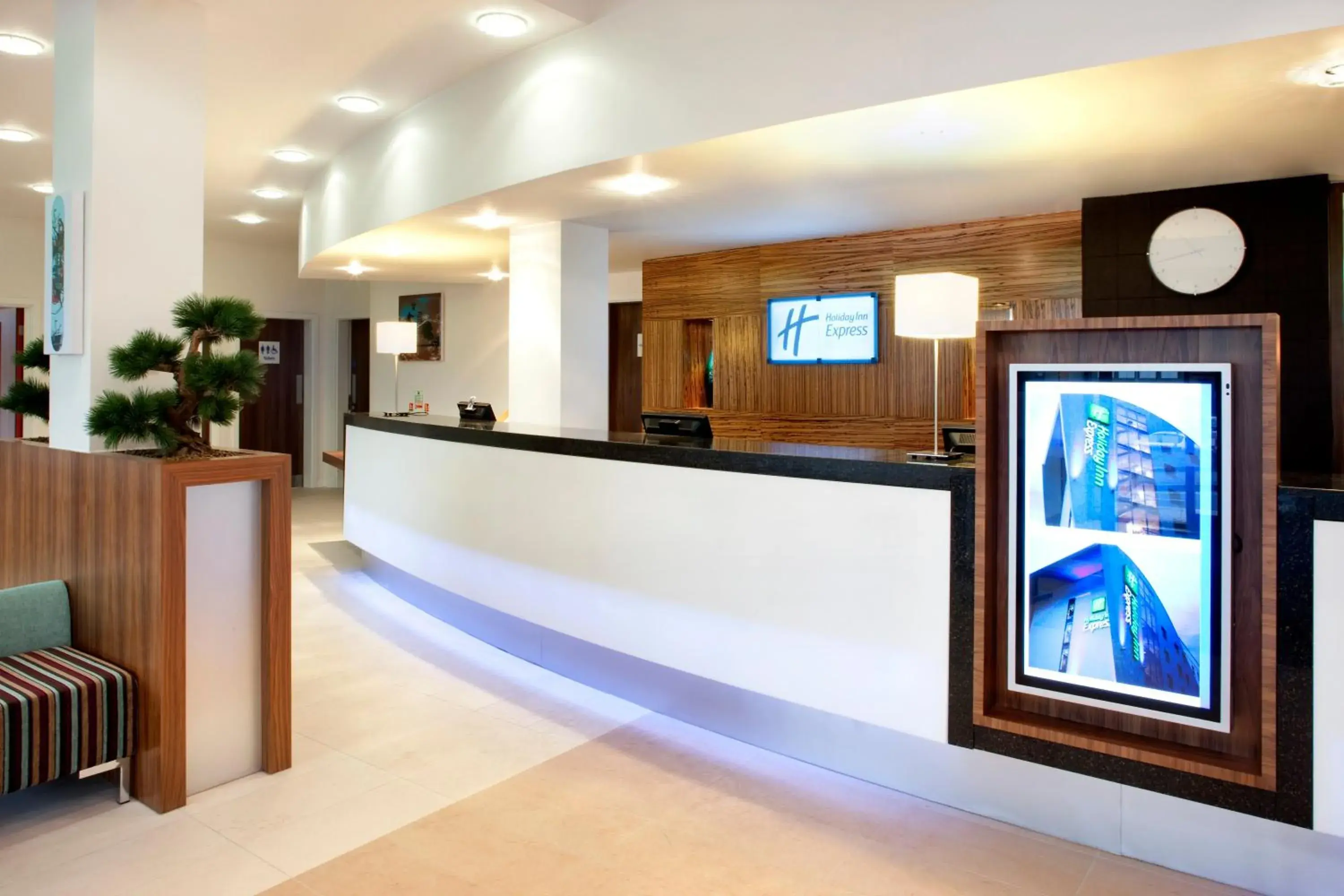 Property building, Lobby/Reception in Holiday Inn Express Tamworth