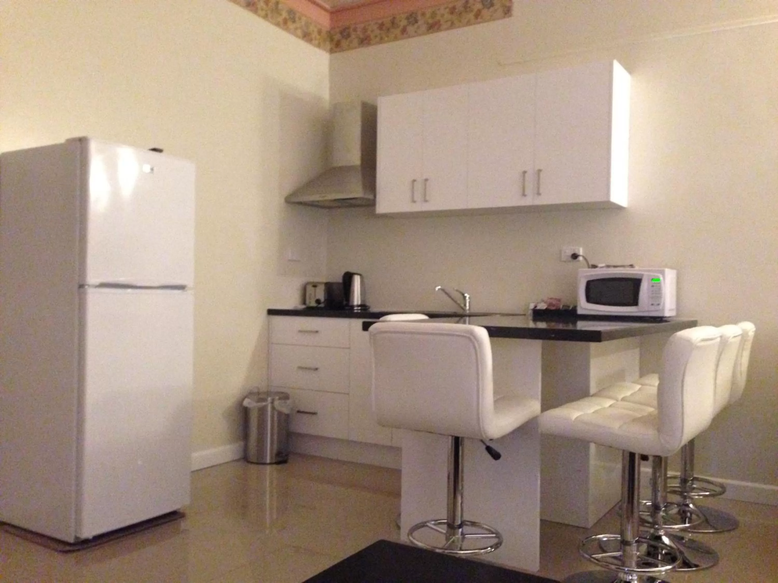 Kitchen or kitchenette in Avalon Motel