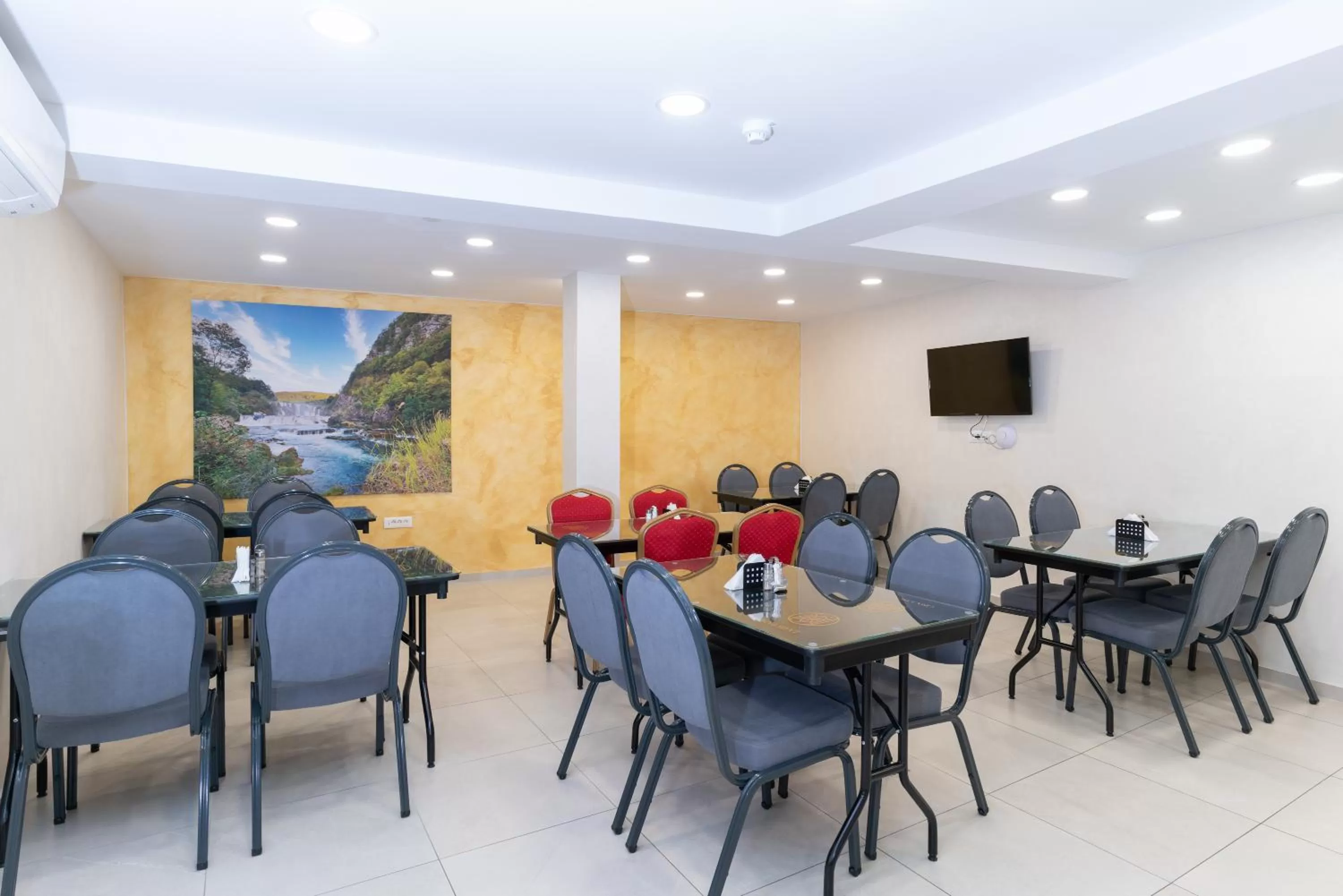 Restaurant/places to eat in Ornament Hotel and Apartments