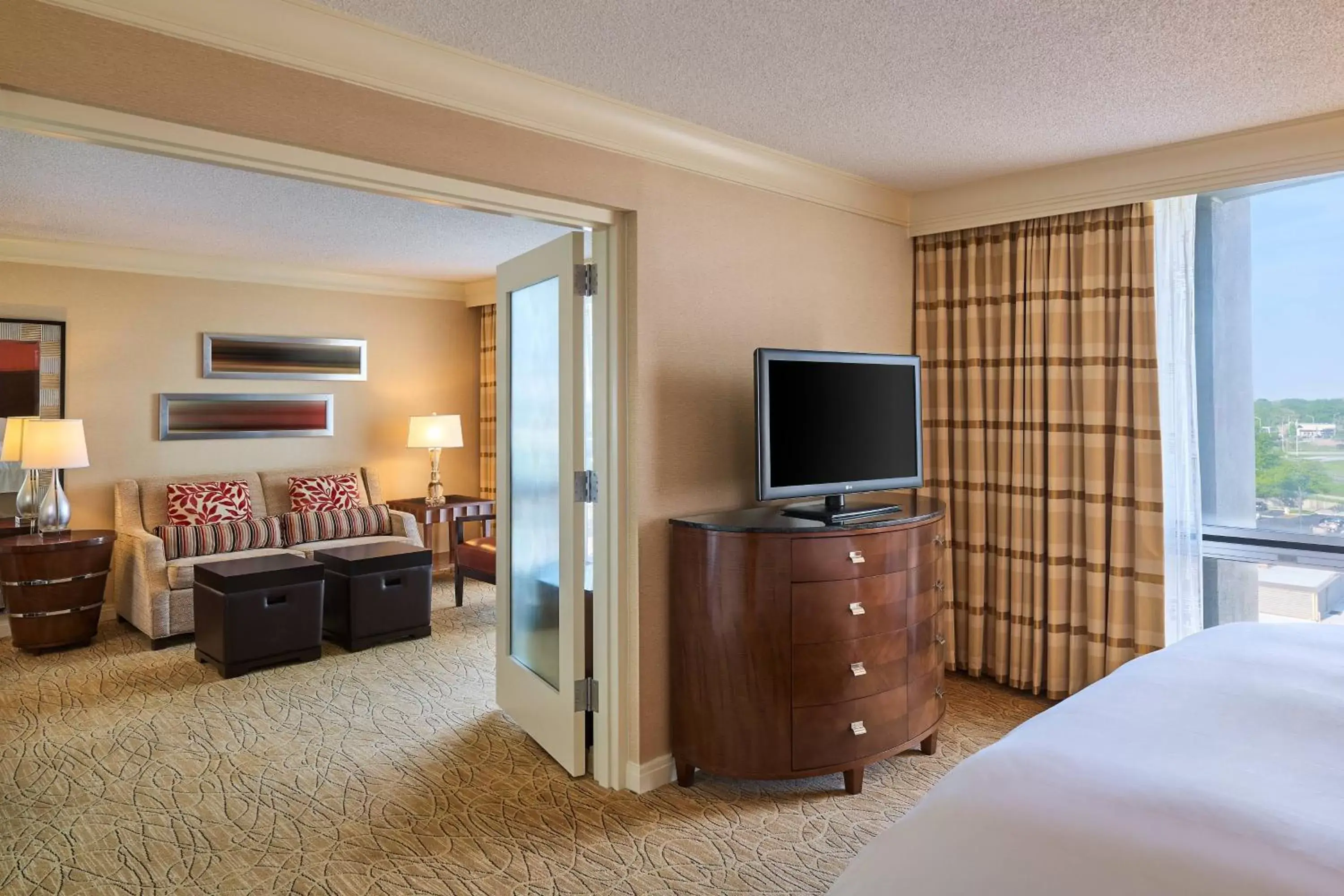 Bedroom, TV/Entertainment Center in Marriott Chicago O’Hare