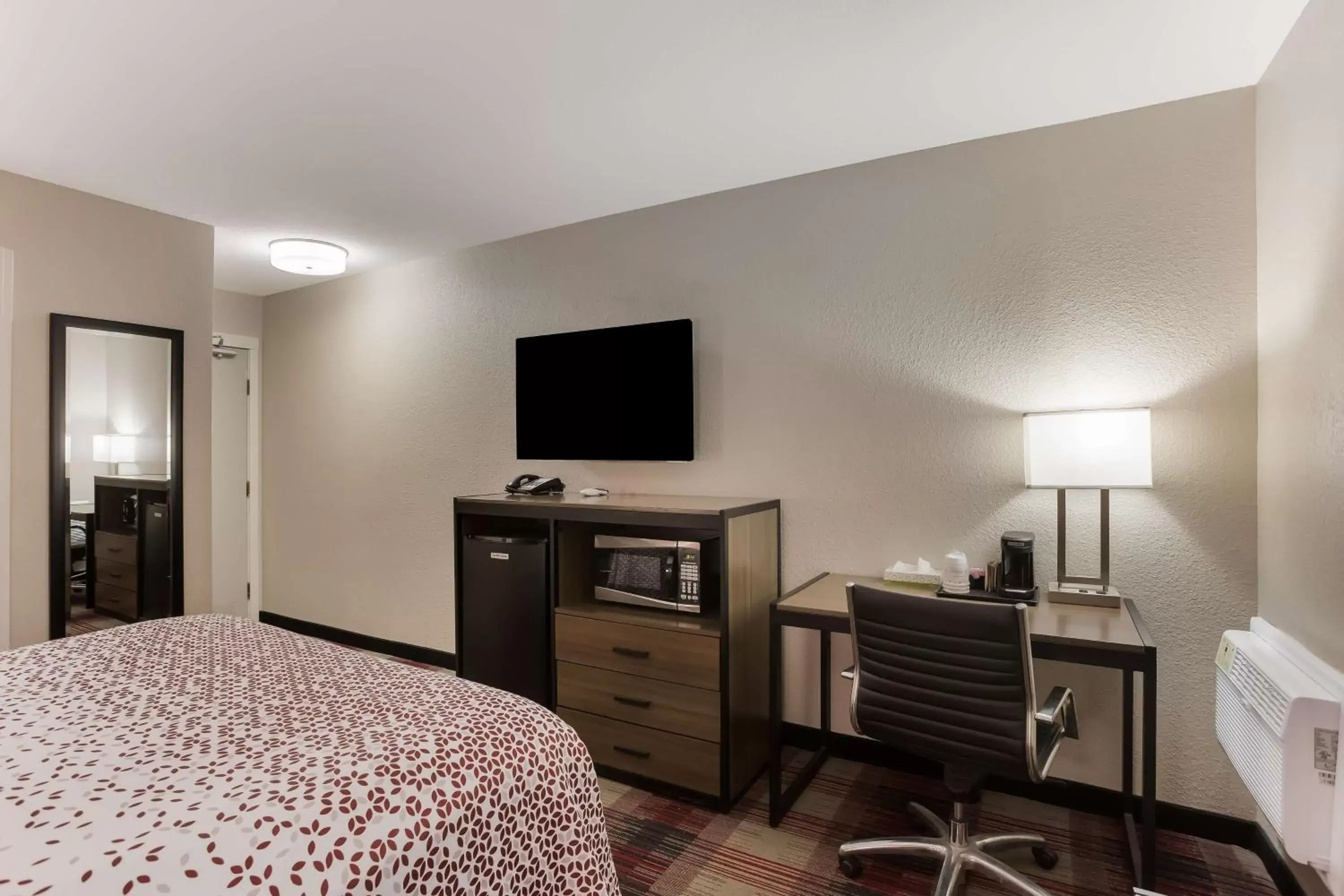 Bedroom, TV/Entertainment Center in SureStay Hotel by Best Western Higginsville