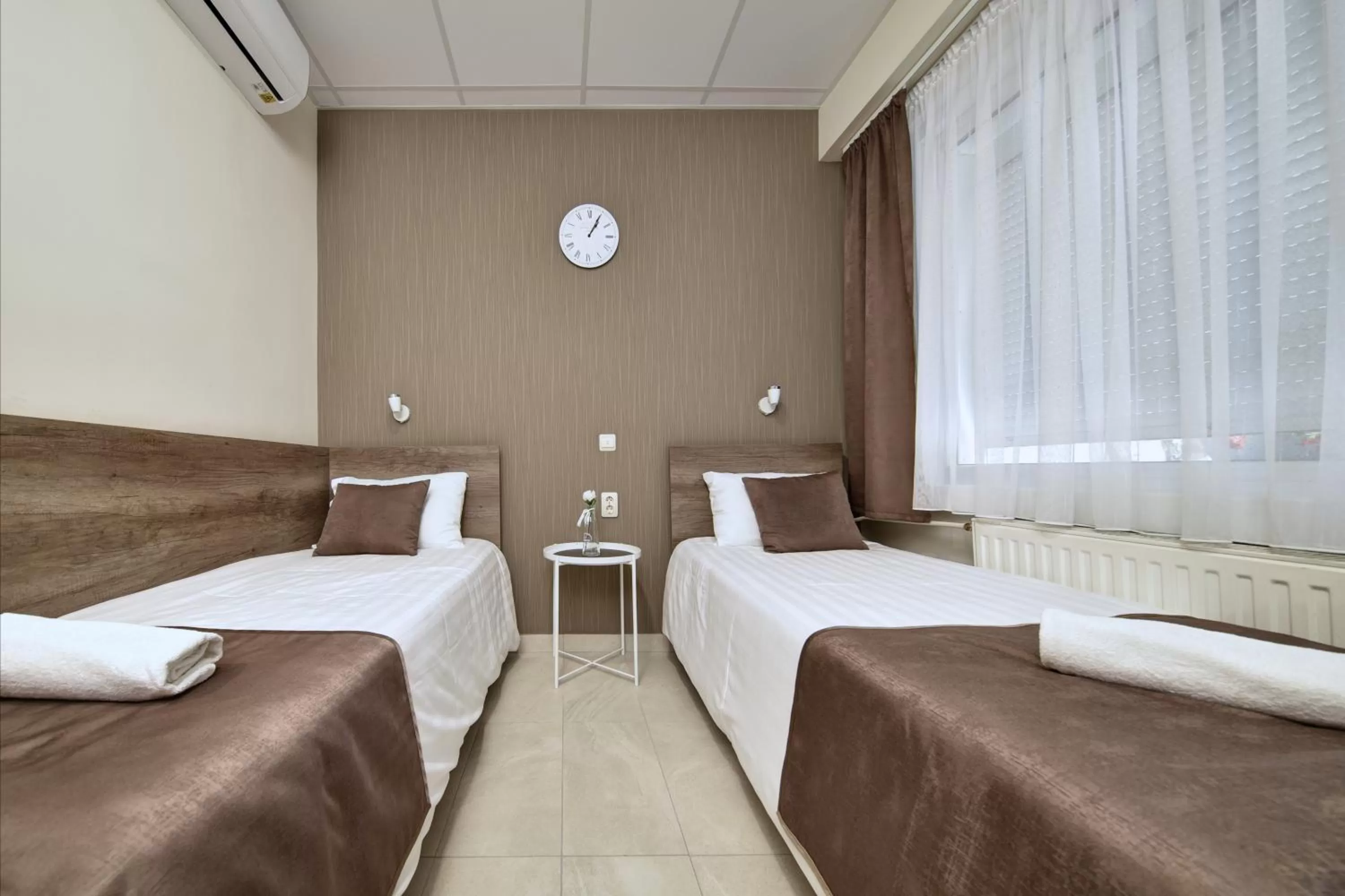 Bed in Familia Panzió & Apartmanház Győr