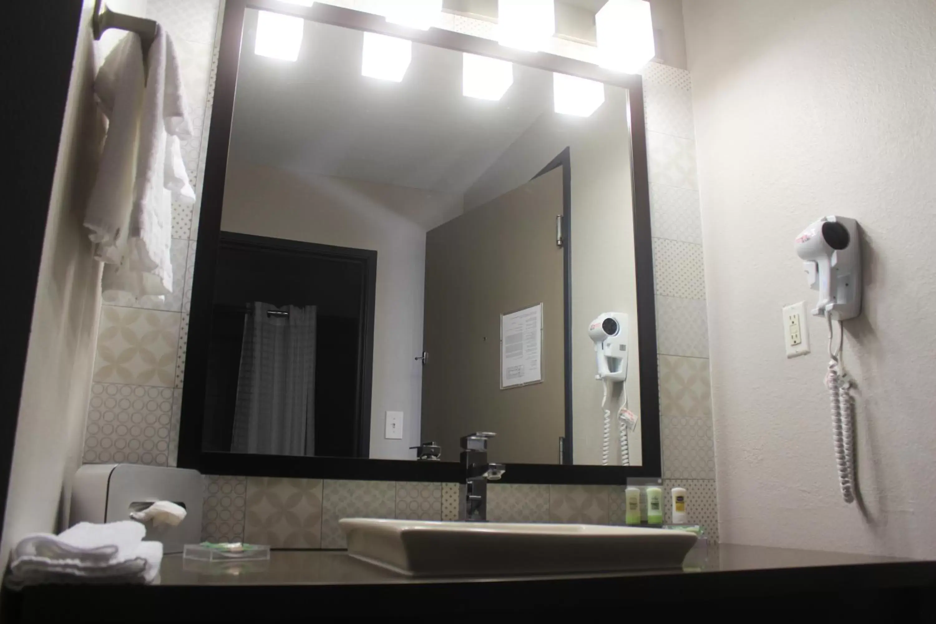 Decorative detail, Bathroom in Country Inn & Suites by Radisson, Lackland AFB (San Antonio), TX