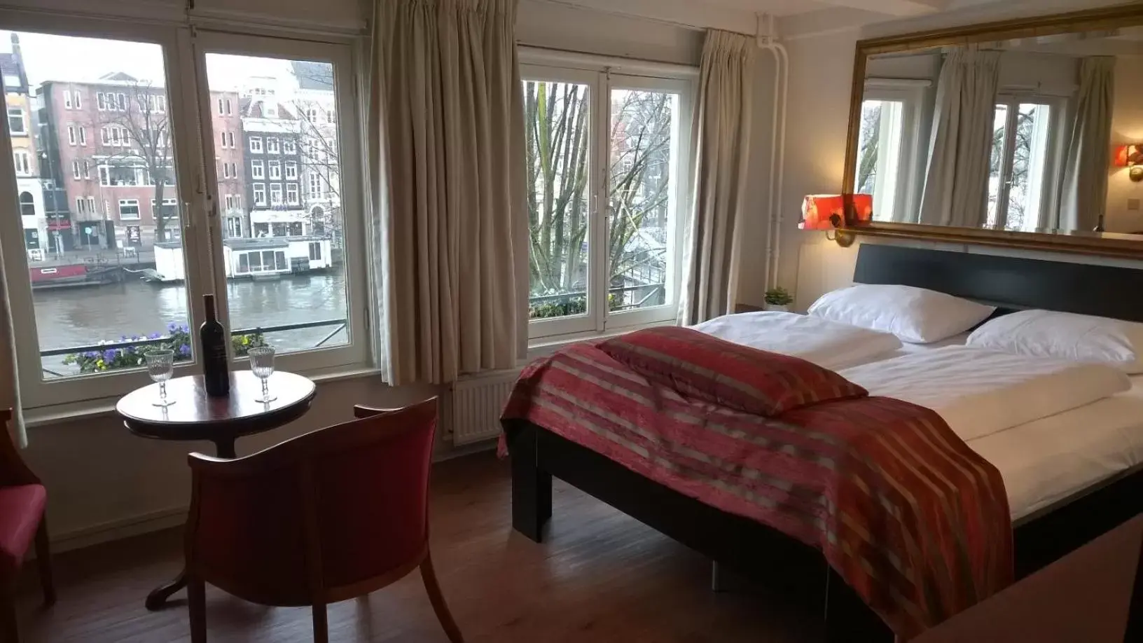 Bed in Amsterdam House Hotel