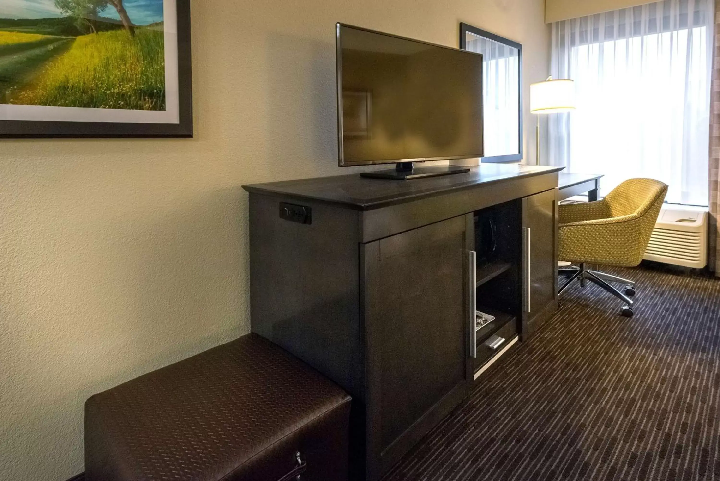 Bed, TV/Entertainment Center in Hampton Inn Meridian