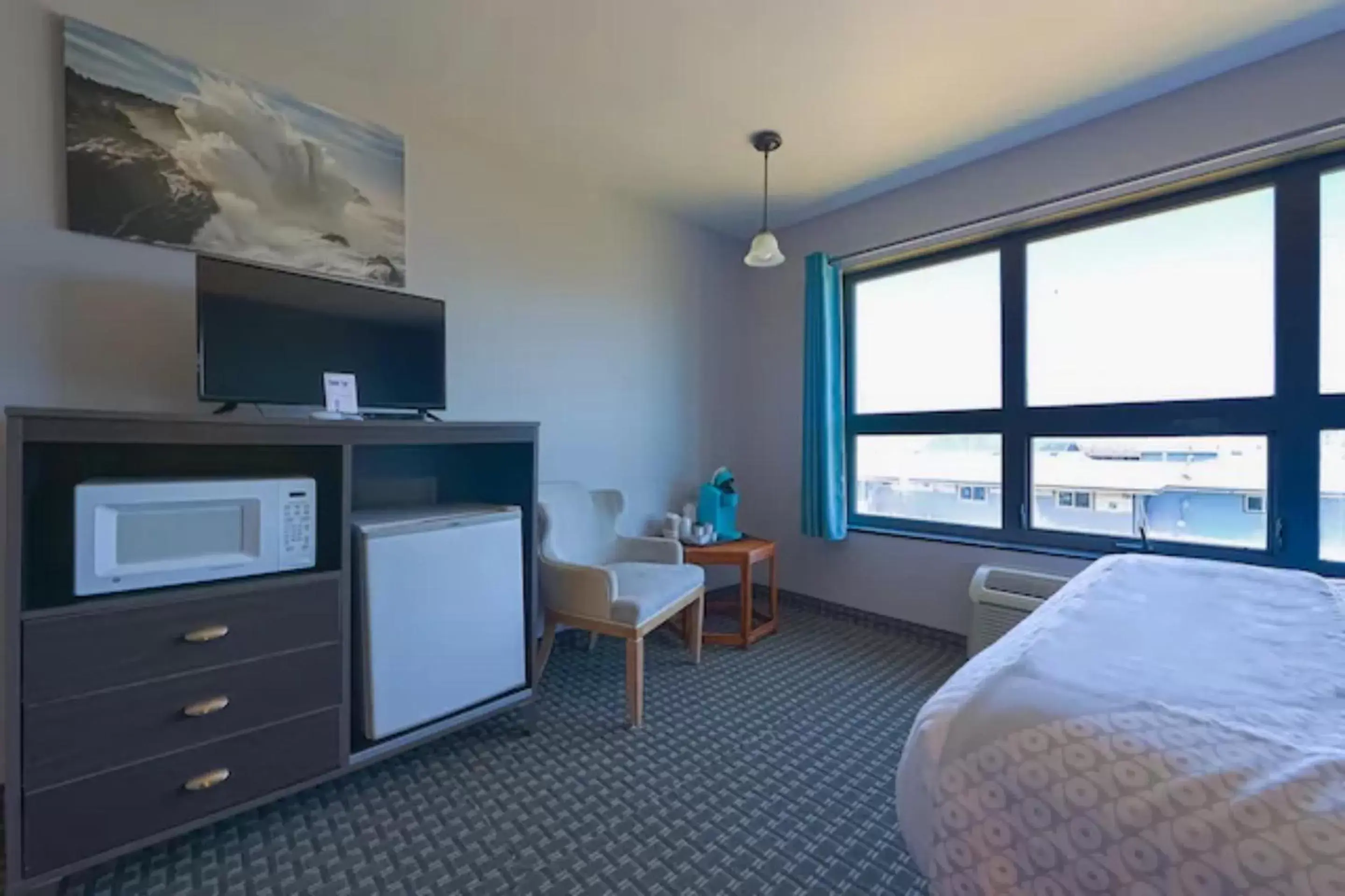 Bedroom, TV/Entertainment Center in OYO Waves Hotel Newport OR - NYE Beach