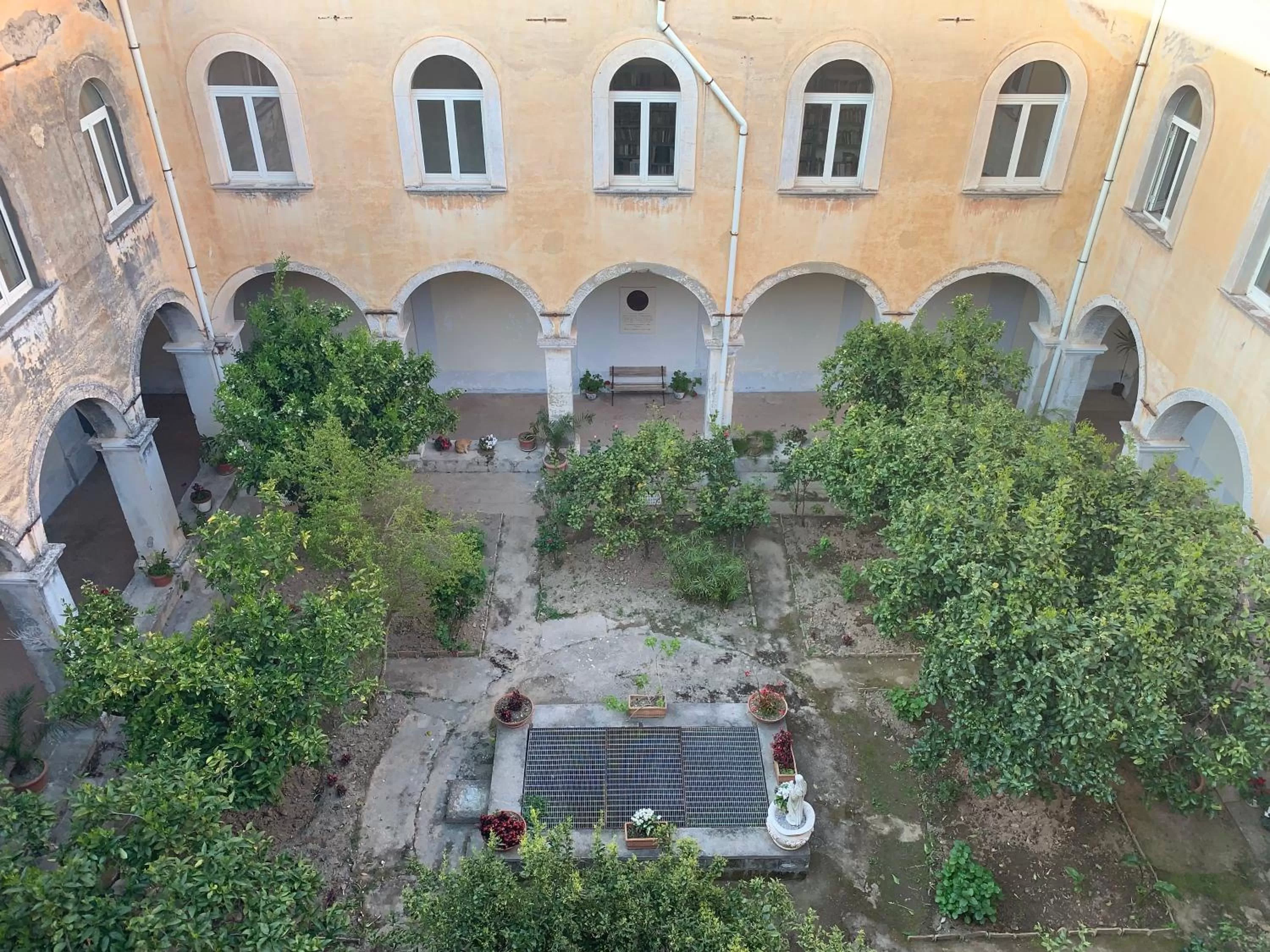 Inner courtyard view in Il Chiostro
