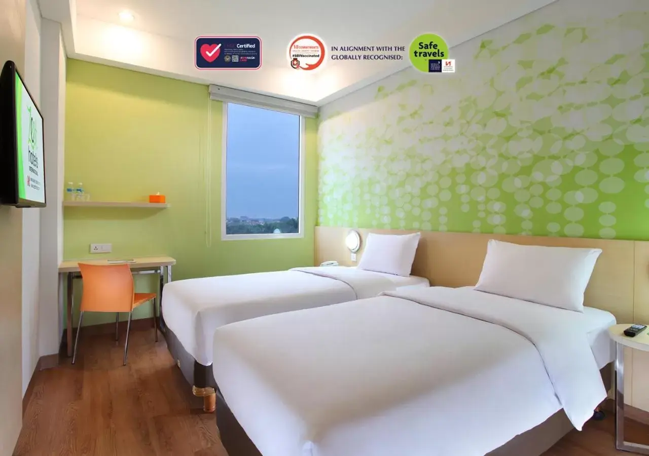 Bedroom, Bed in Zest Hotel Airport Jakarta
