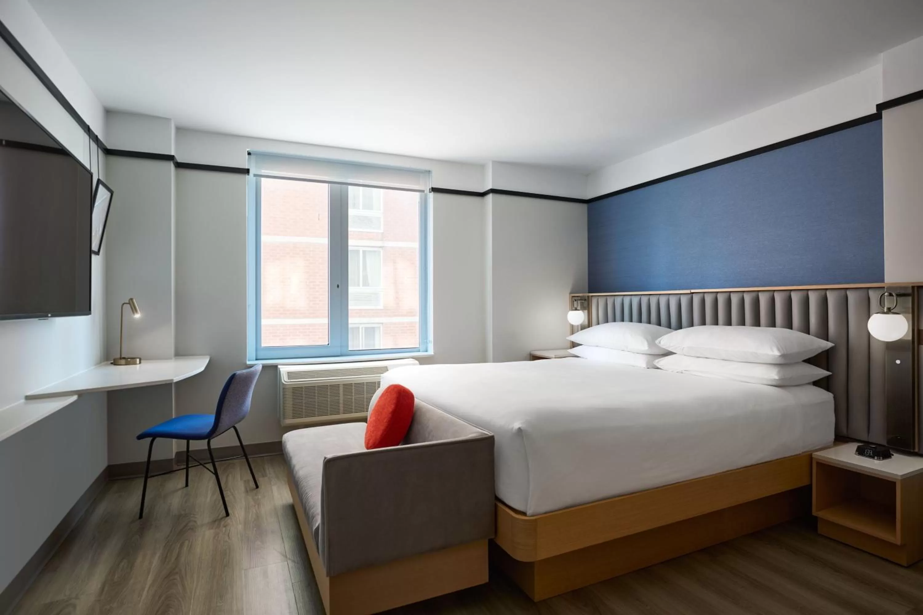 Photo of the whole room, Bed in Delta Hotels by Marriott New York Times Square