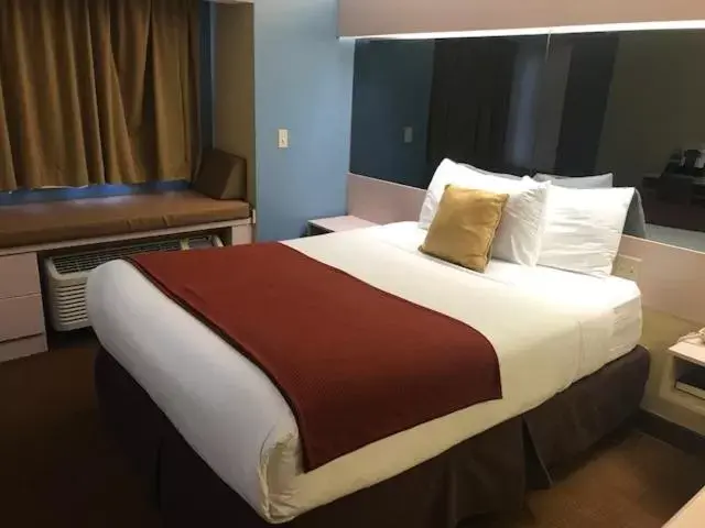 Bed in Microtel Inn & Suites by Wyndham Kansas City Airport