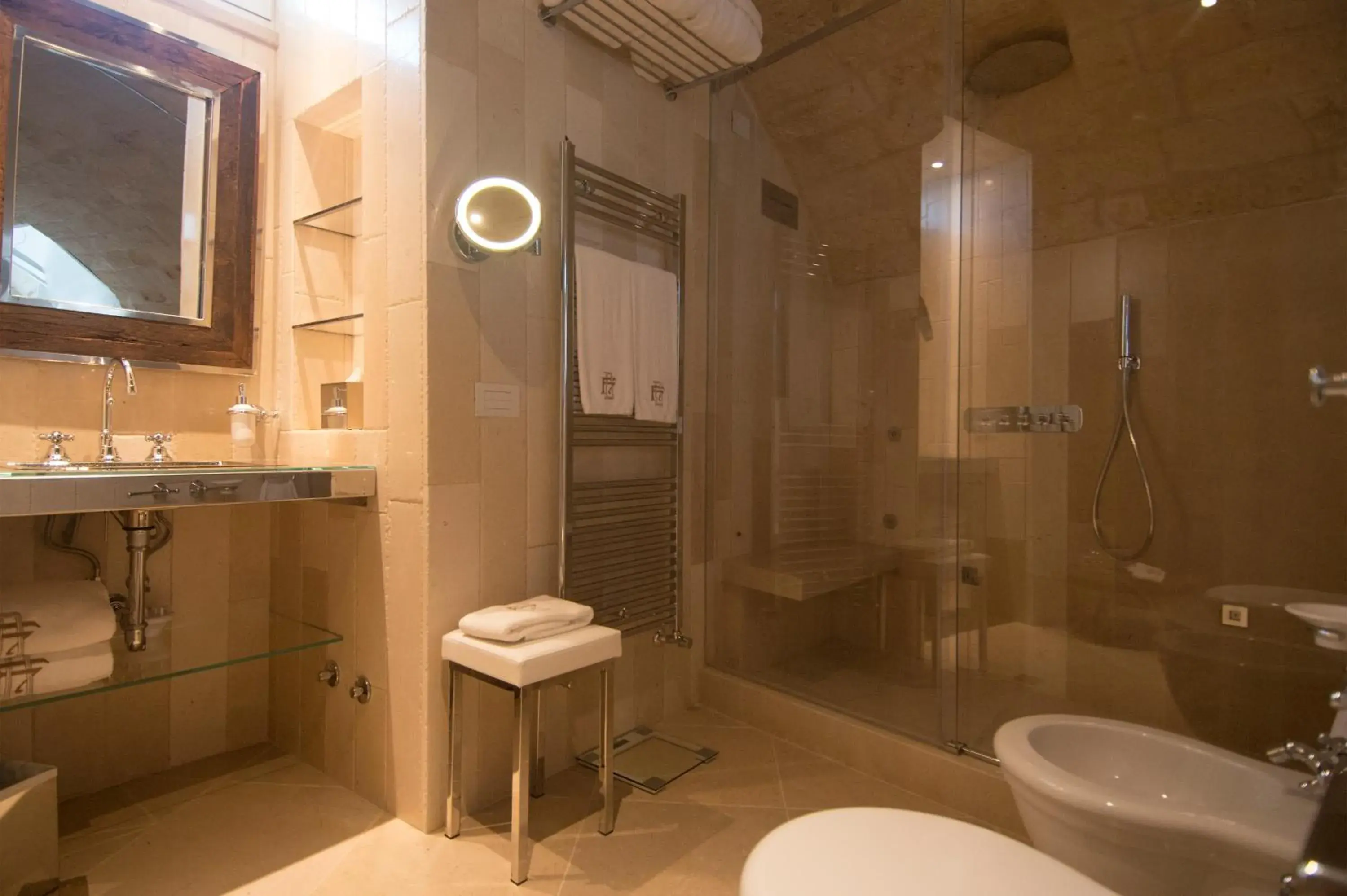 Shower, Bathroom in Hotel Don Ferrante