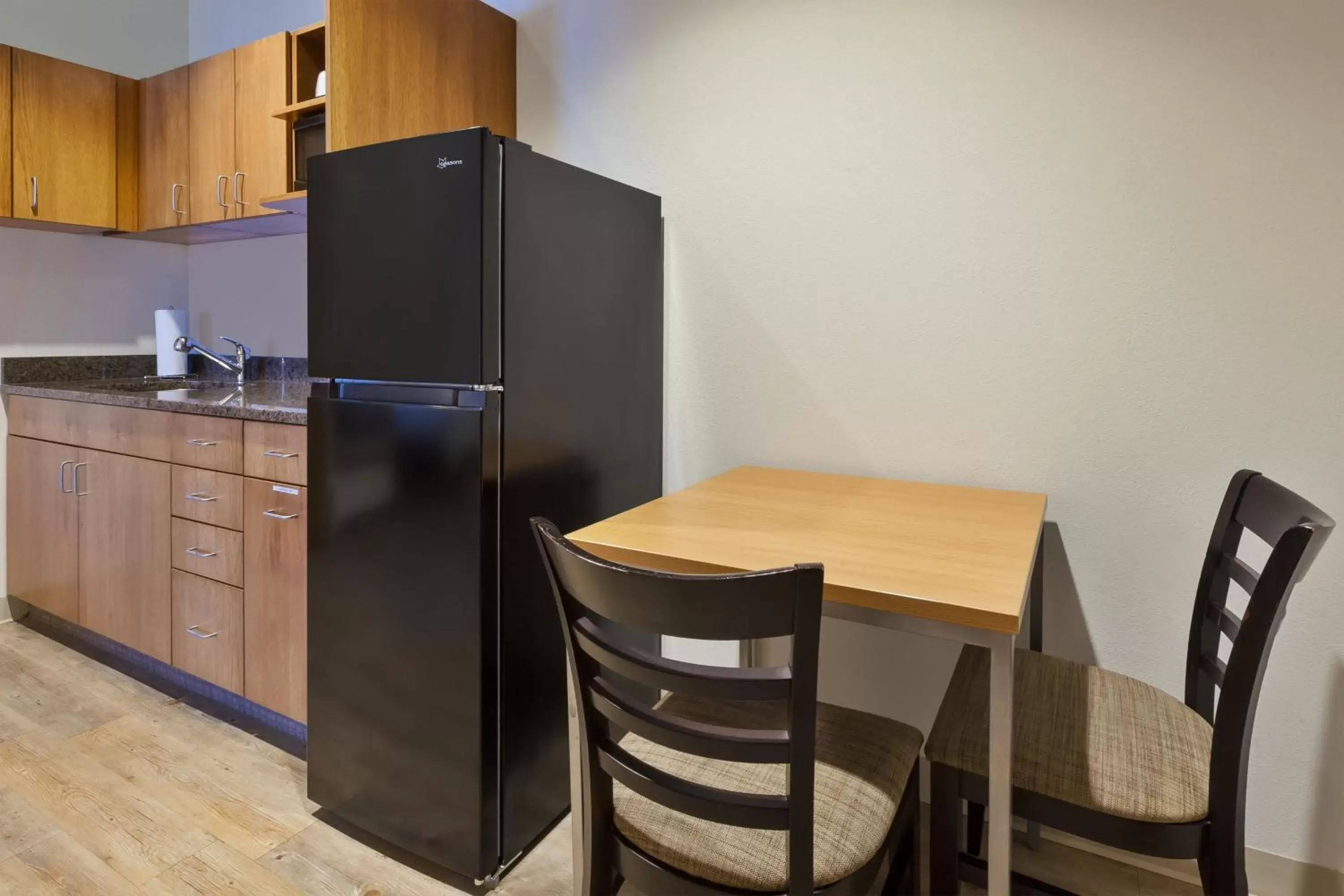 Photo of the whole room, Kitchen/Kitchenette in Holiday Inn Morgantown-University Area, an IHG Hotel