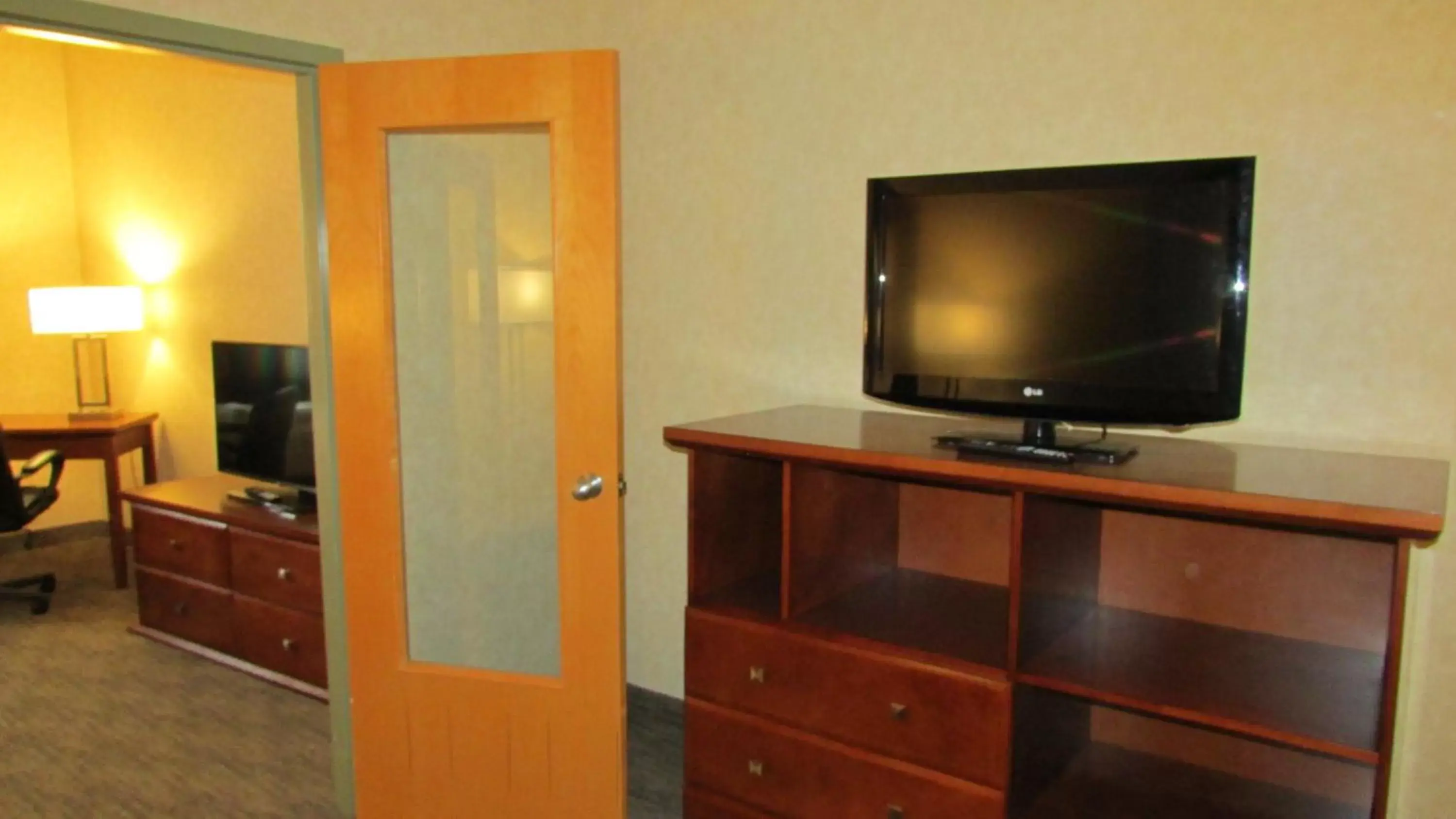 TV and multimedia, TV/Entertainment Center in Days Inn & Suites by Wyndham Brooks