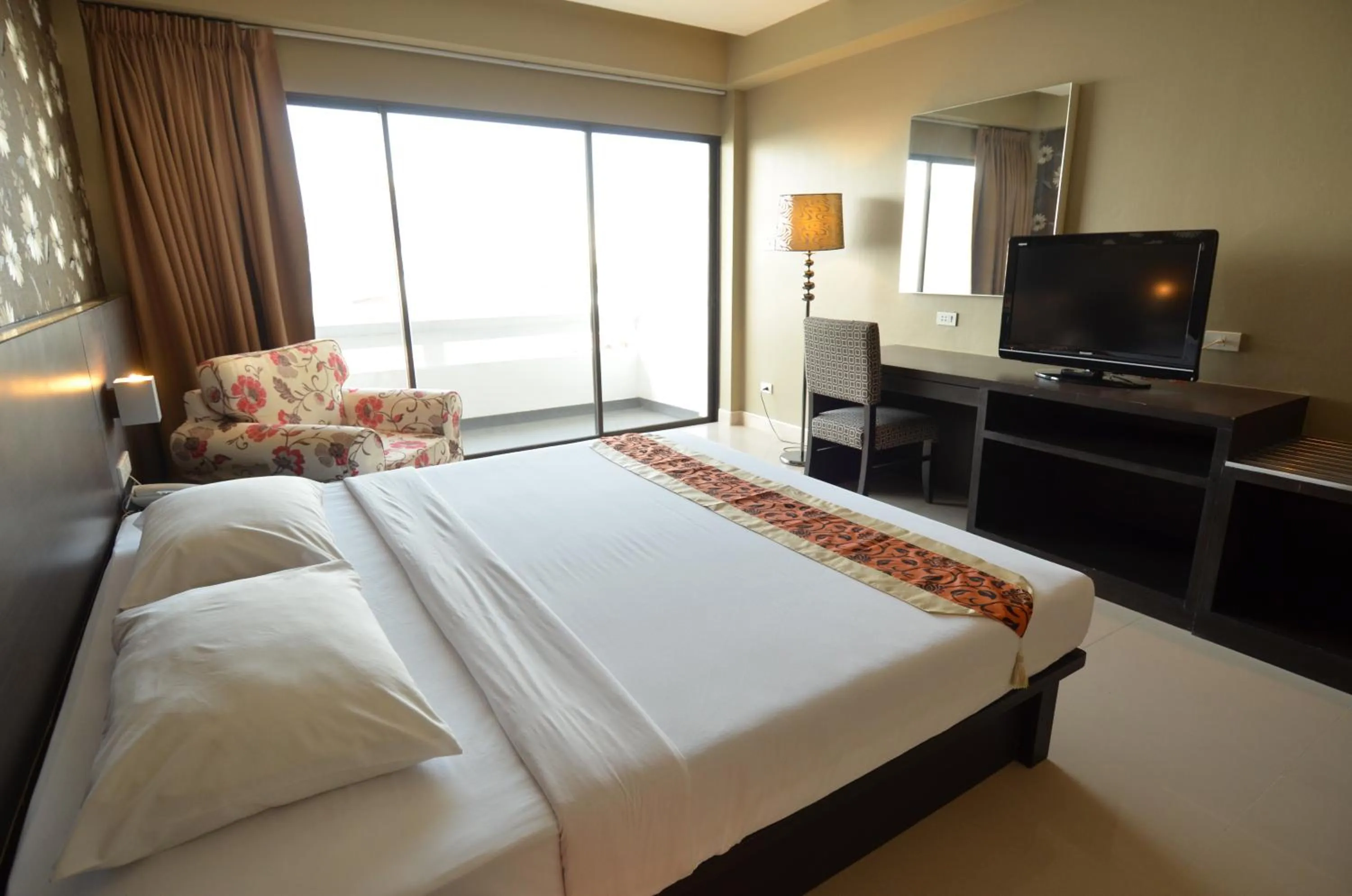 Bedroom, Bed in Welcome Plaza Hotel Pattaya