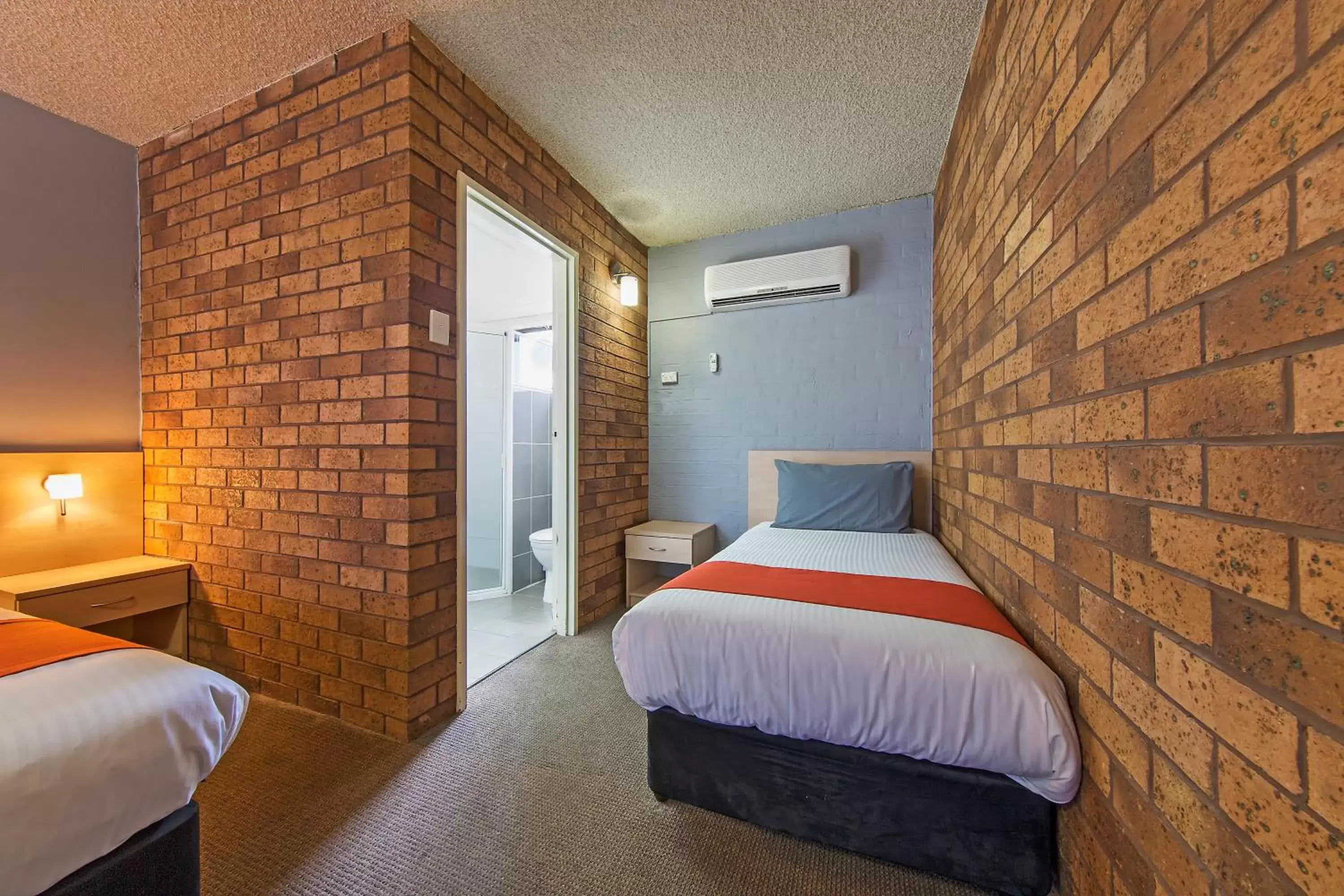 Bed in Comfort Inn Dubbo City