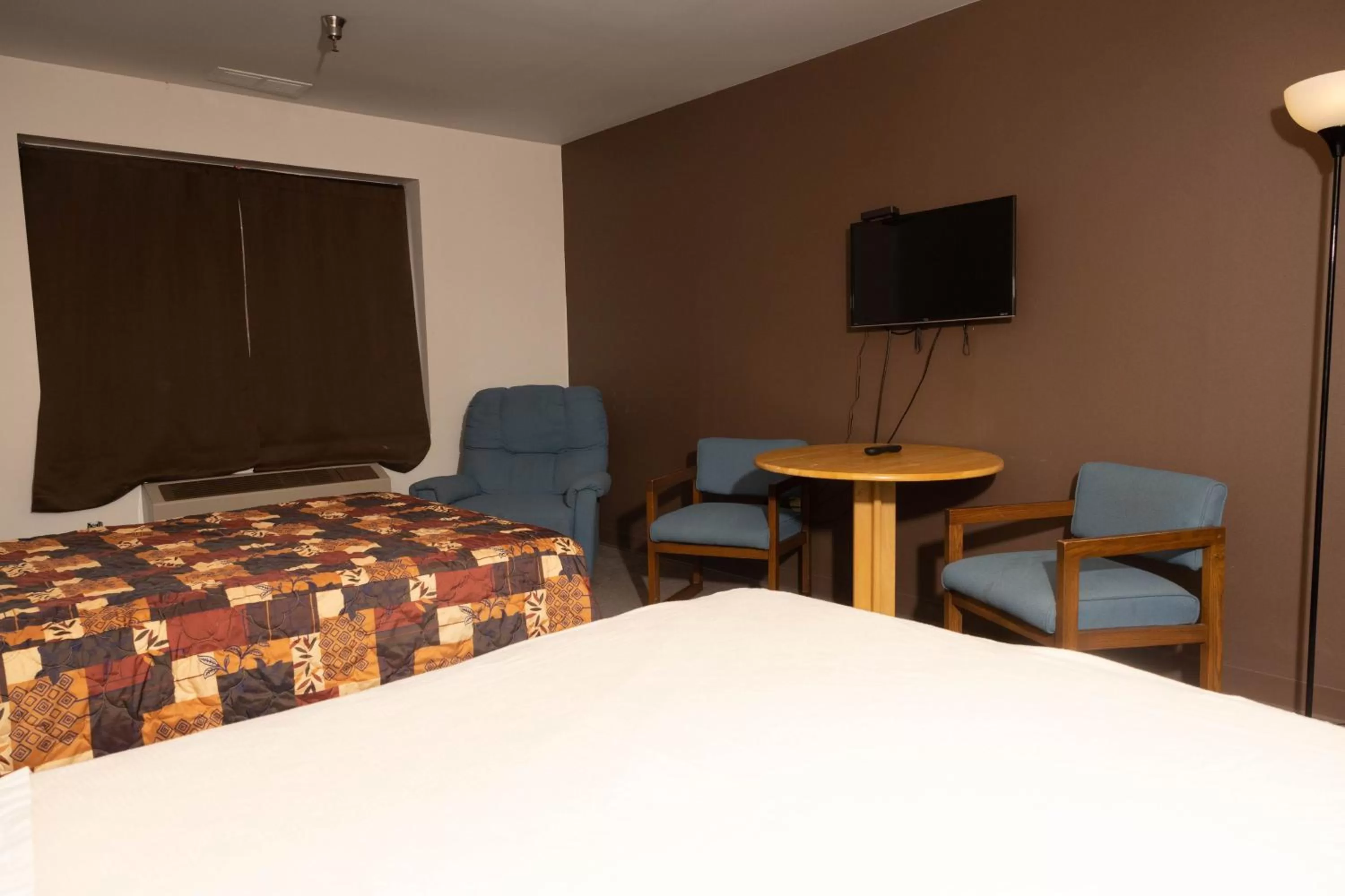 Bedroom, Bed in Lafayette Inn