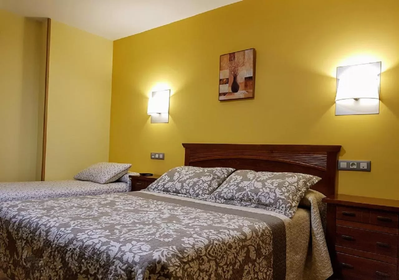 Photo of the whole room, Bed in Hotel Reina Isabel