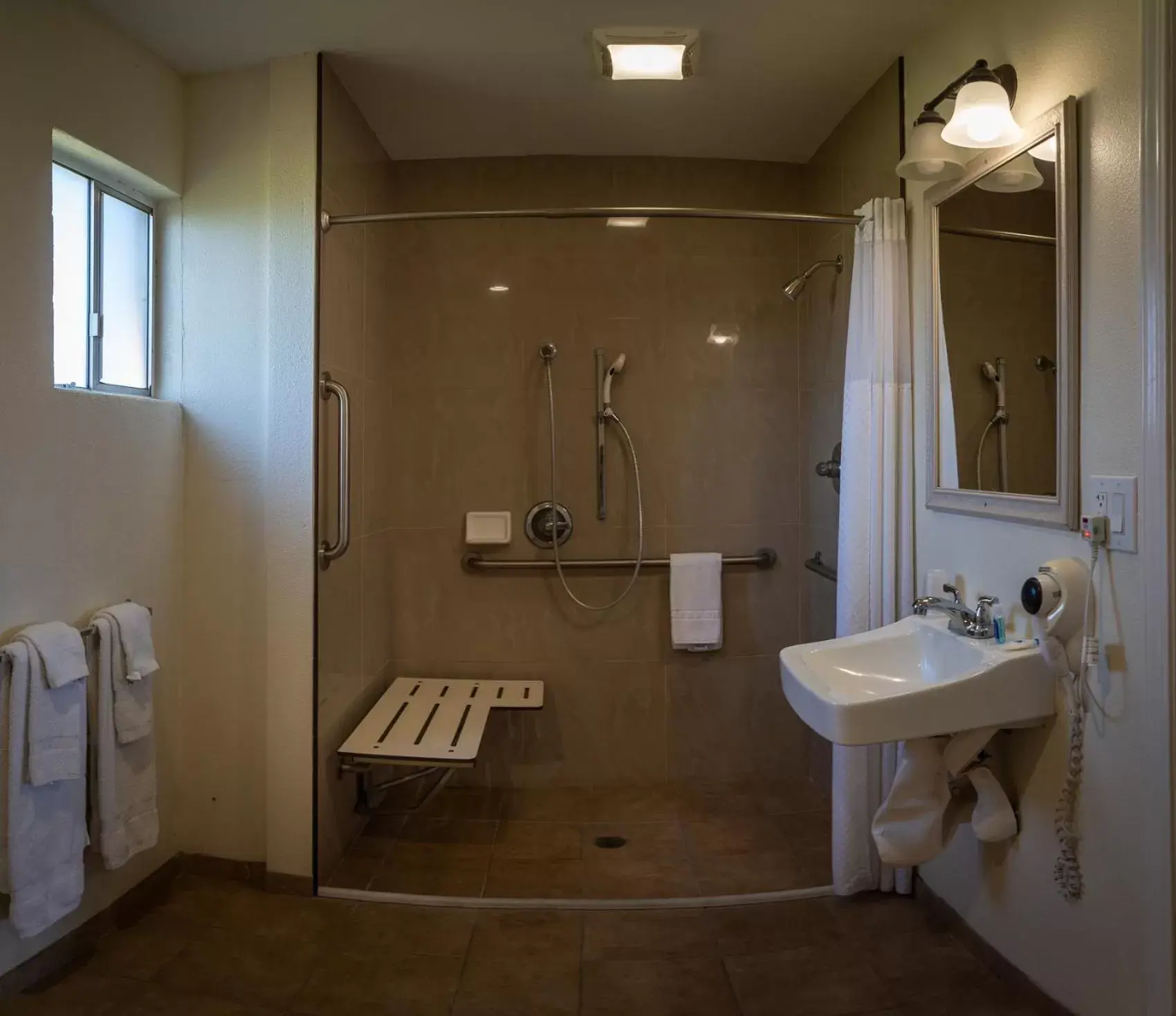 Facility for disabled guests, Bathroom in Rodeway Inn Near University-Gateway to Yosemite