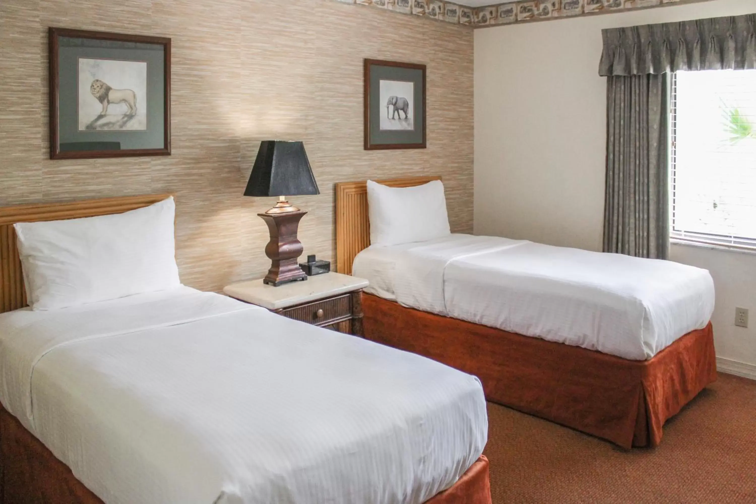 Bed in Parkway International Resort