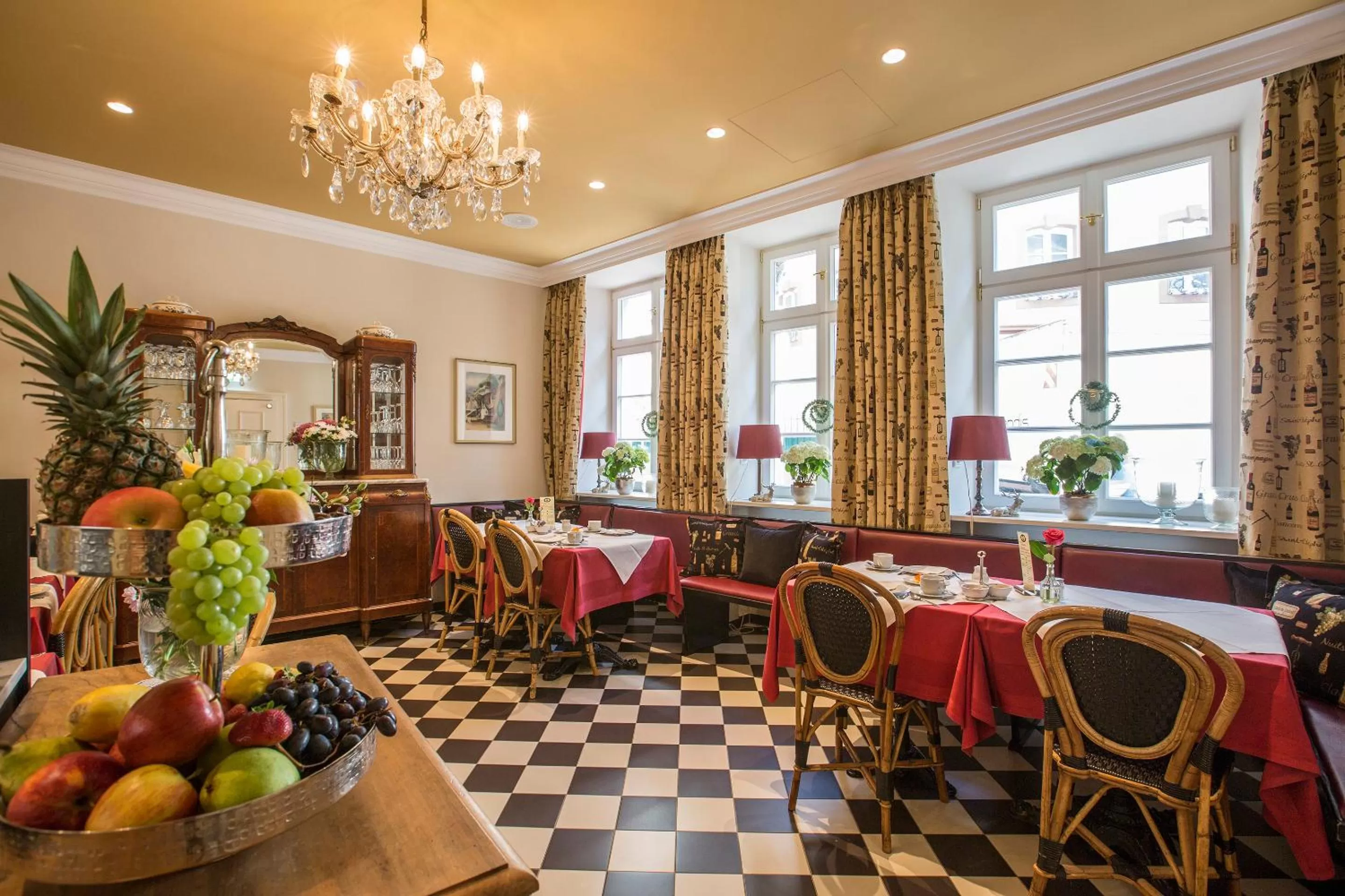 Buffet breakfast in Romantik Hotel Zur Glocke