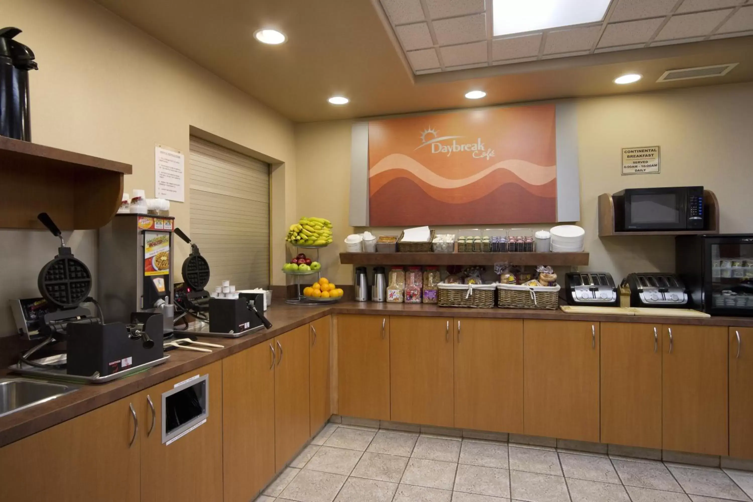 Restaurant/places to eat, Kitchen/Kitchenette in Days Inn & Suites by Wyndham Thunder Bay