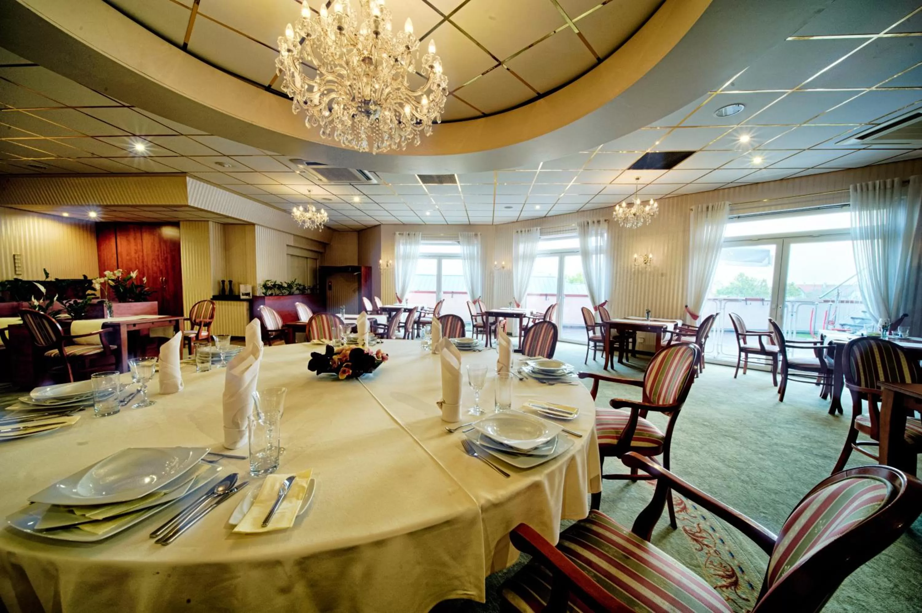 Restaurant/places to eat in Sky Business Hotel