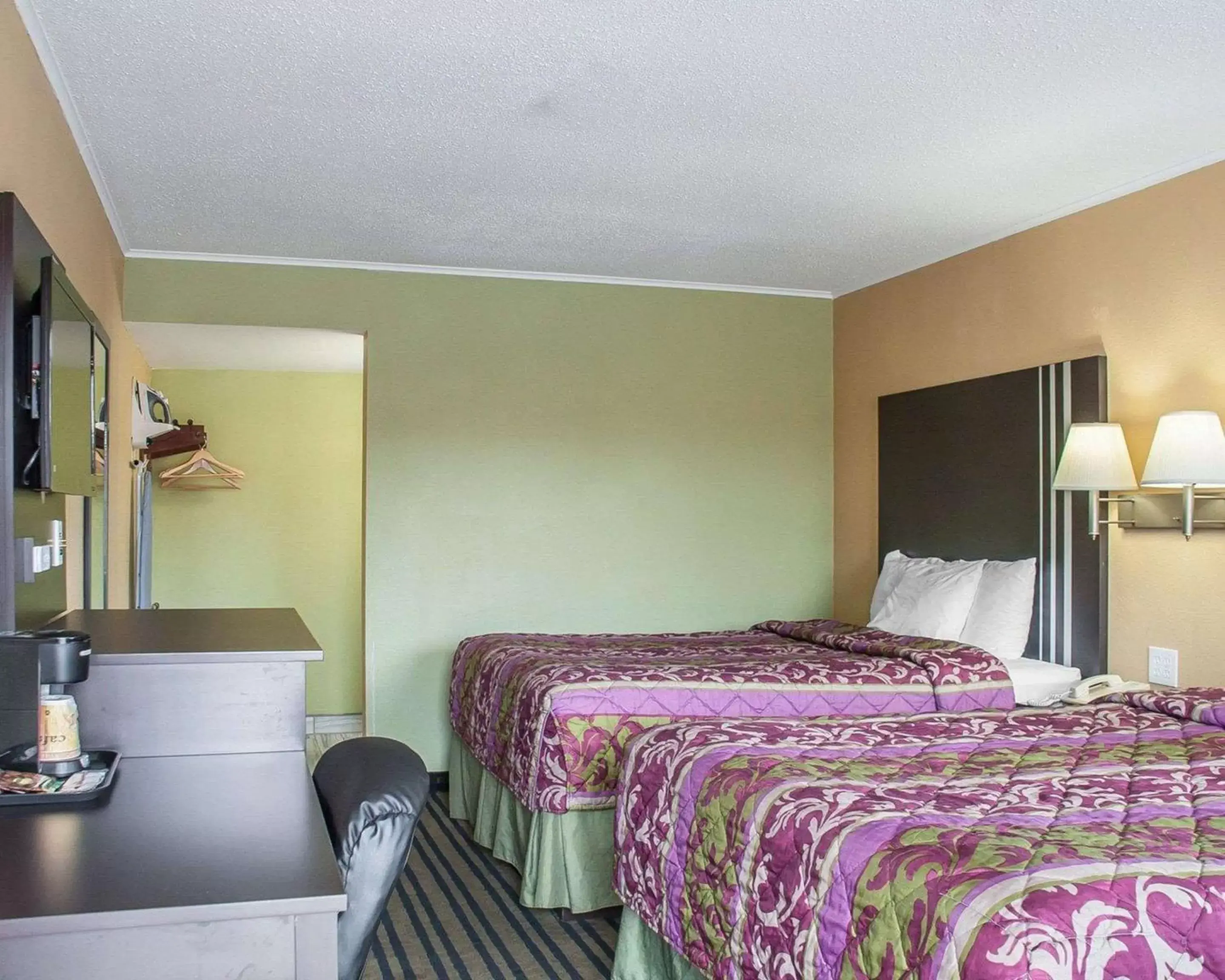Photo of the whole room, Bed in Amherst Inn & Suites
