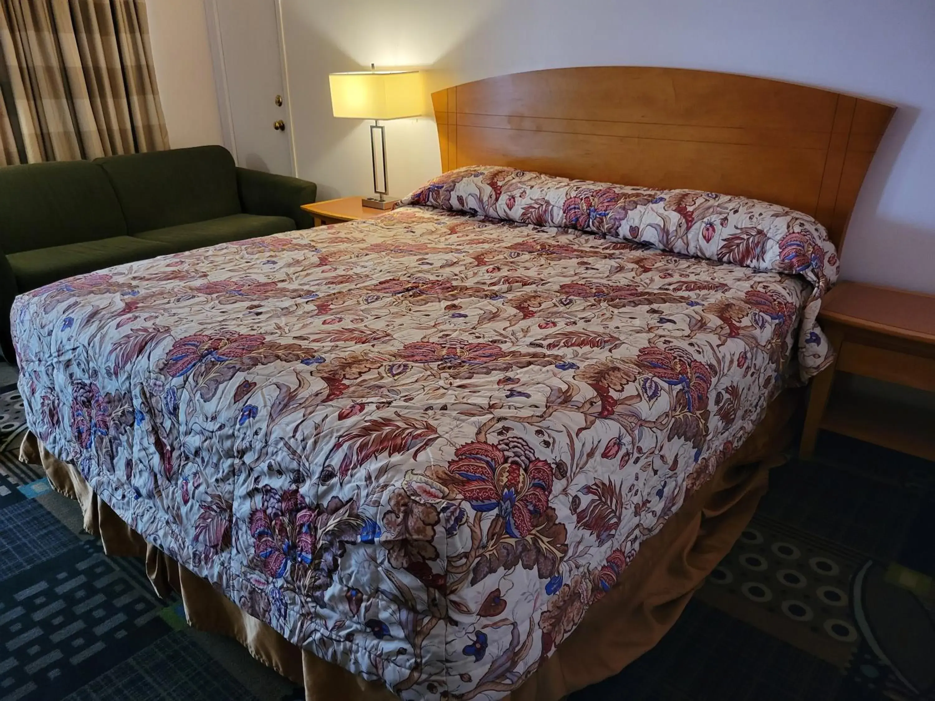 Bed in Emerald Inn & Lounge